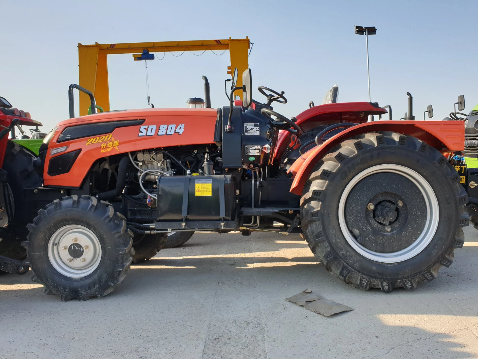 Utiliser le mini tracteur agricole avec l'extrémité avant du chargeur et rétropelle machine agricole de la Chine d'approvisionnement en usine