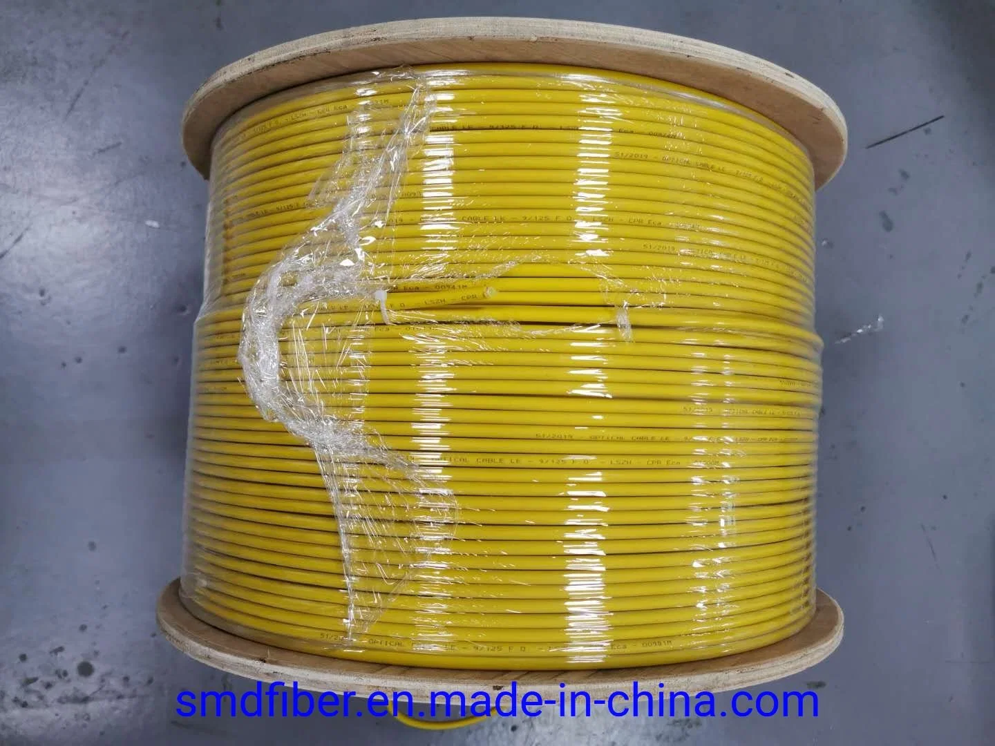 La fibra óptica 4 F. O. Breakout Cable G652D de color amarillo LSZH