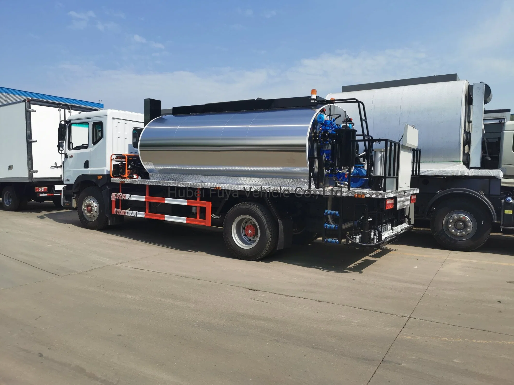 Sinotruk HOWO 266HP 290 HP 15000 litres 15 m3 1 tonne de camion distributeur d'asphalte chaud pour pulvérisation d'asphalte