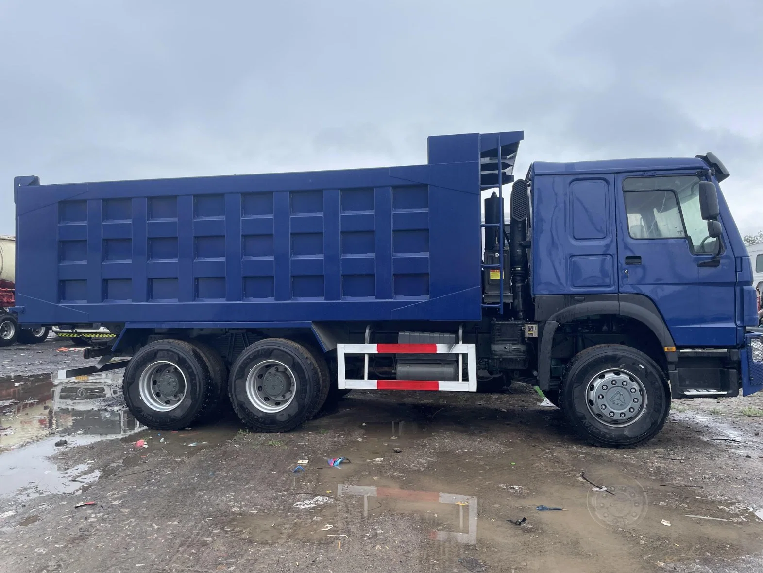 Camião basculante HOWO de descarga usado 371/375/420 HP Sinotruk 10 Rodas