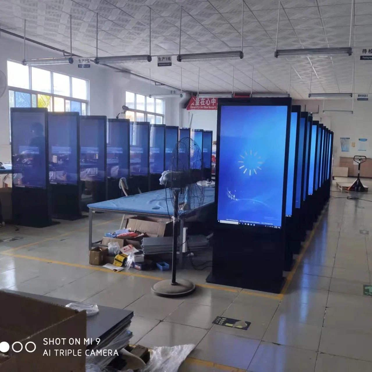 Metal Standing Aluminium Frame LED Screen LCD Digital Display for Restaurant Menu