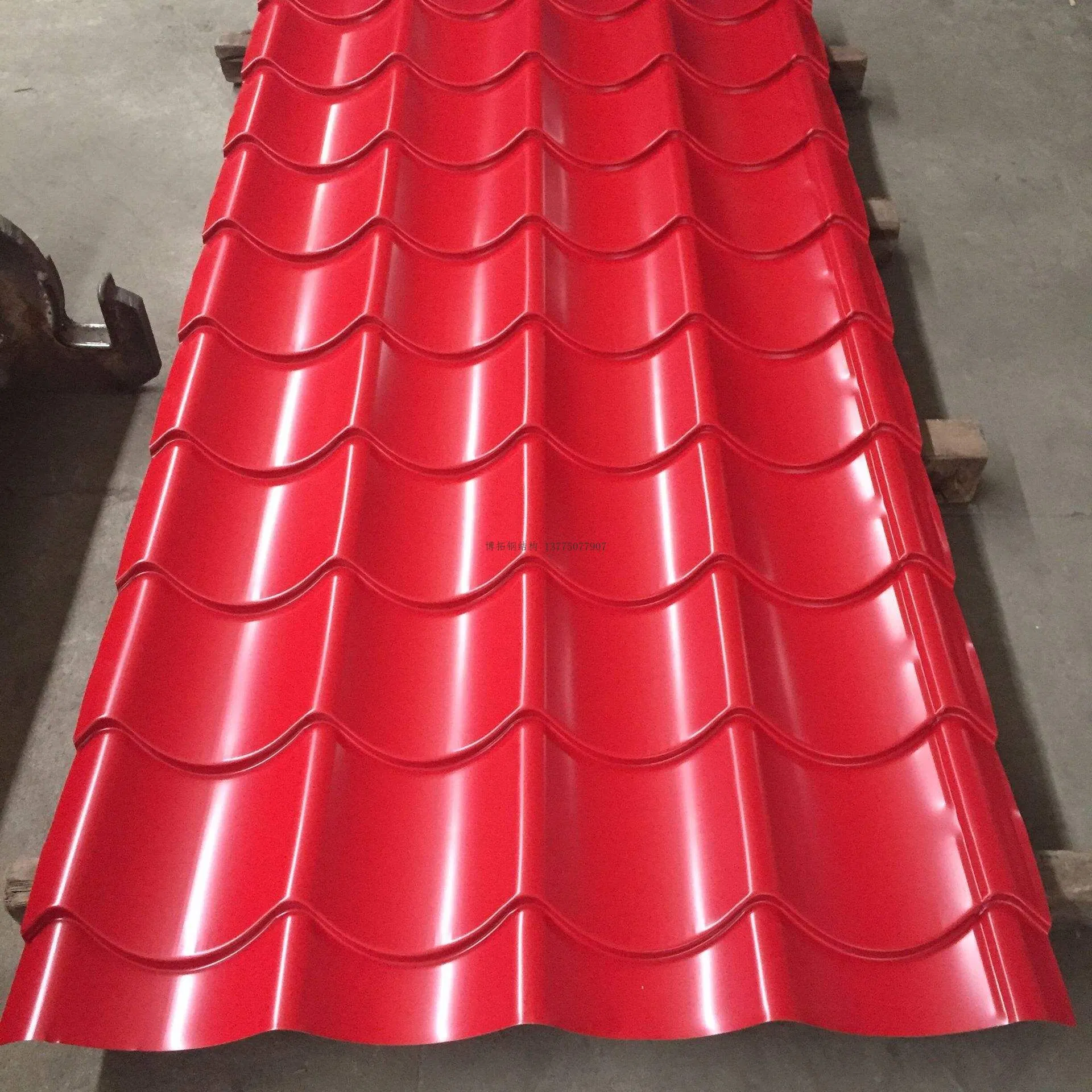 Matériau de construction Tôle d'acier galvanisée revêtue de zinc et de couleur pour tuile de toiture ondulée.