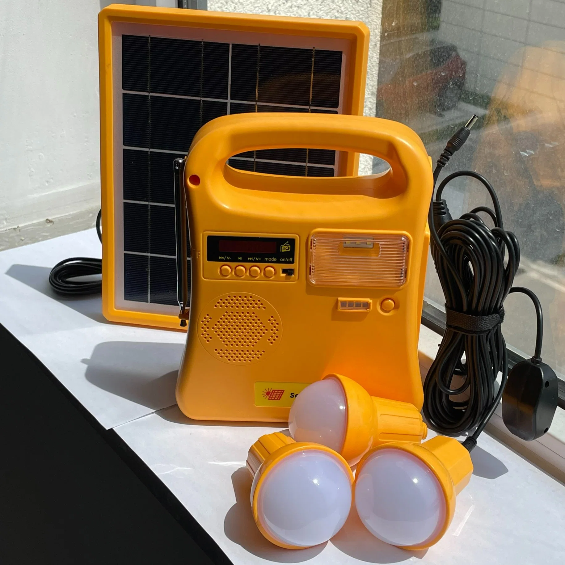 10W Solarpanel-Kits für Innen- und Außenbeleuchtung Mit Glühlampen/UKW-Radio/MP3-Player/Bluetooth/Mobiles Ladegerät (6,4V/6000mAh LiFePO4-Akku)