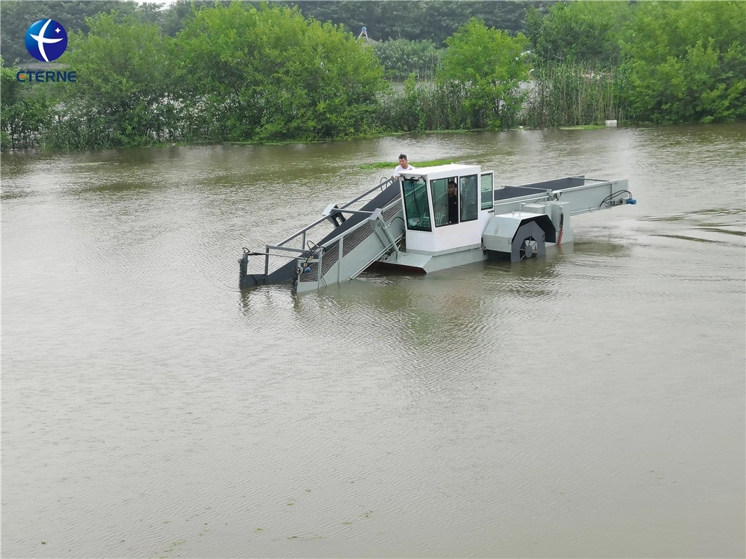 Bateau de la collecte des ordures de mauvaises herbes aquatiques nettoyant la jacinthe d eau de la récolteuse