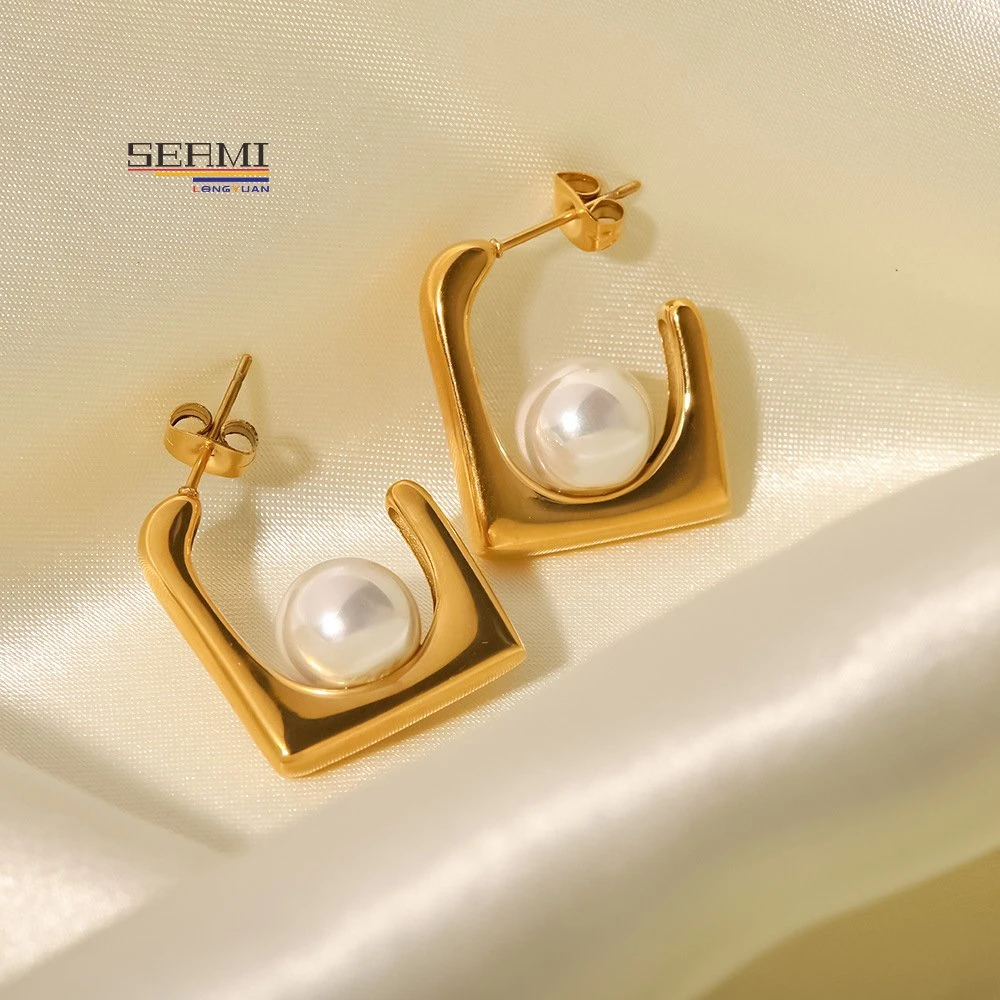 Boucles d'oreilles en perles blanches plaquées or 18 carats en acier titane pour femmes.