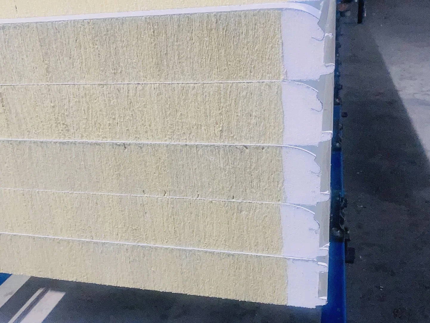 Rock Wool Sandwich Panel Enclosure Materials for Mobile Houses in Prefabricated Houses