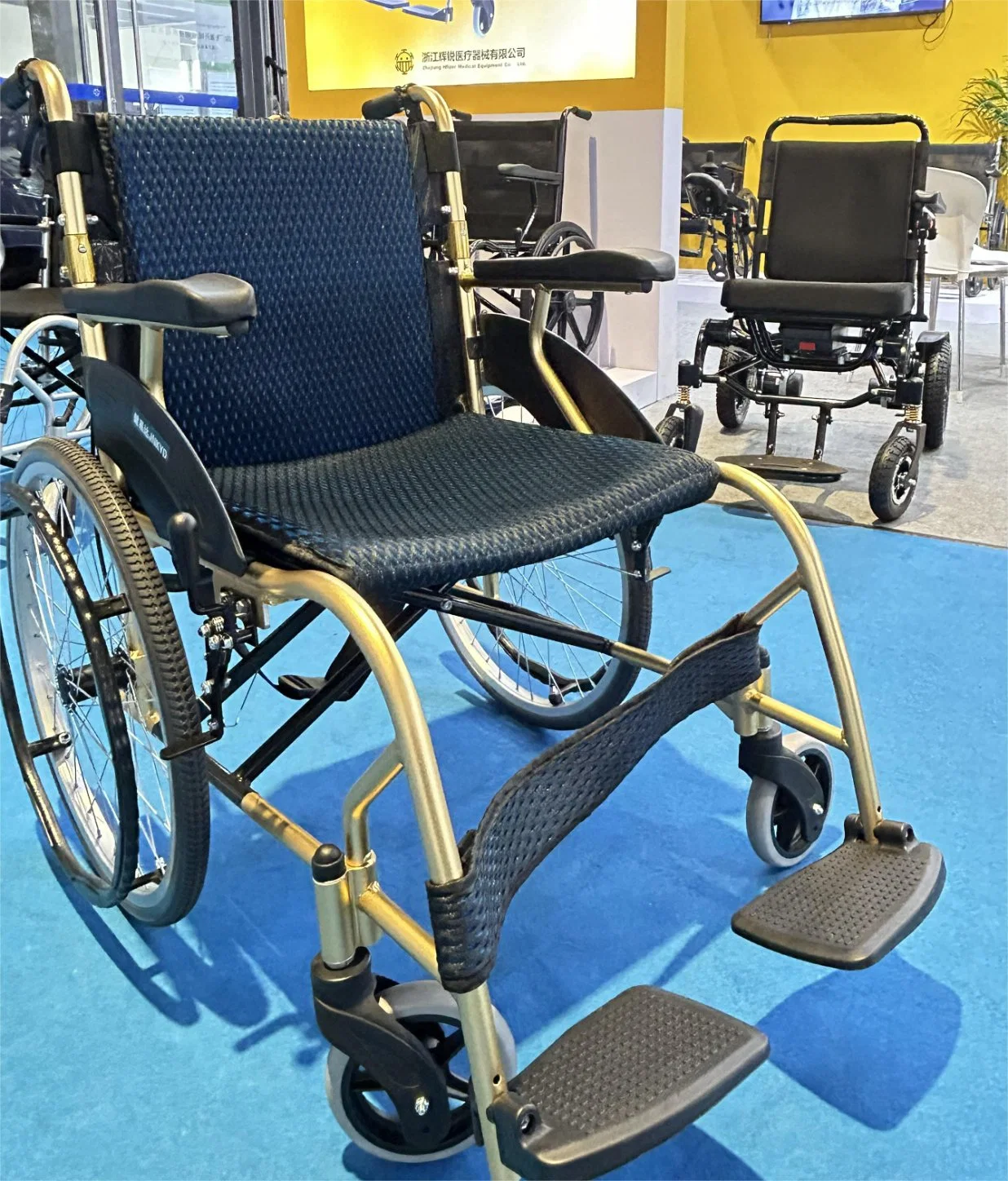 Customized Lightweight Hospital Aluminum Wheel Chair Wheelchair Manual Whhelchair with CE Factory Price