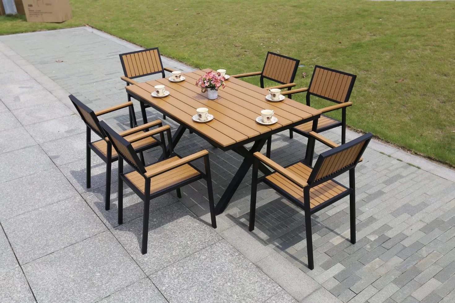 Sala de ocio al aire libre de la barra de la tabla de madera de plástico impermeable al aire libre evitar disfrutar en el mobiliario de la combinación de escritorio y silla