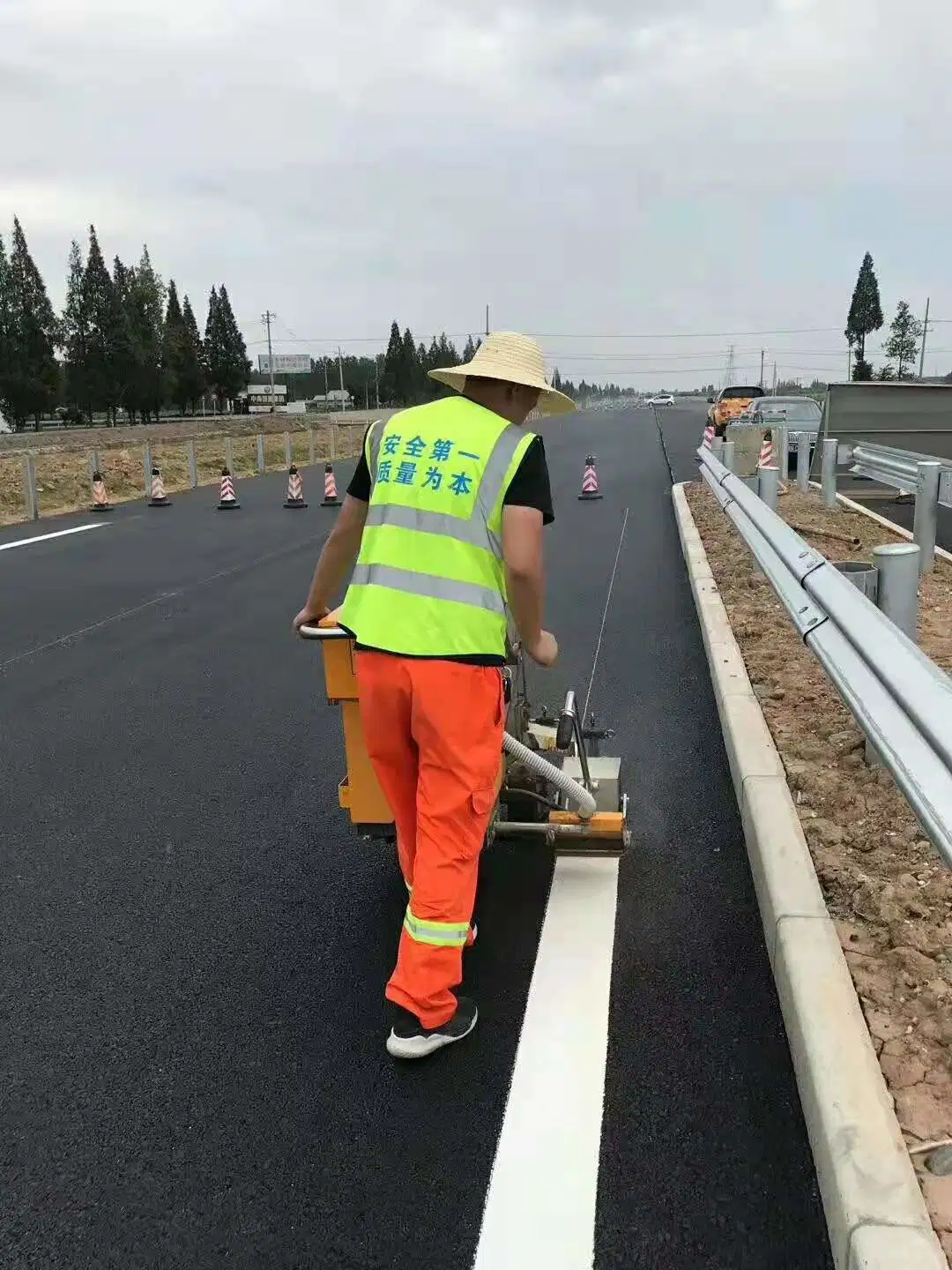 Inserción de la mano autopropulsada carretera termoplástico material para la marca de pintura termoplástica