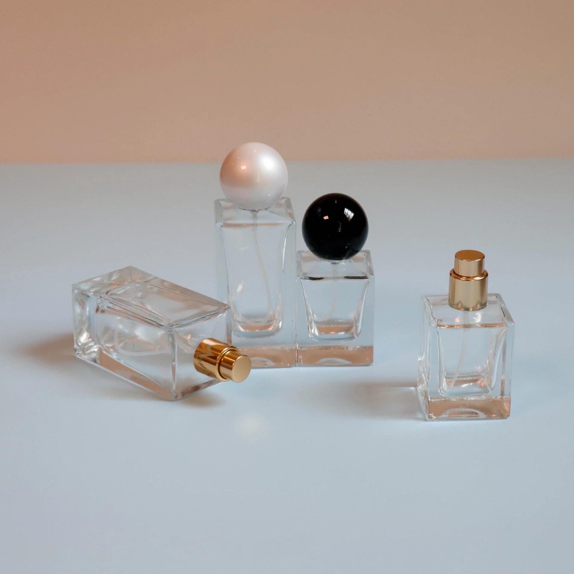 Usine personnalisée de petites bouteilles de parfum en verre d'échantillon portable de 30 ml et 50 ml, bouteille de pulvérisation carrée.