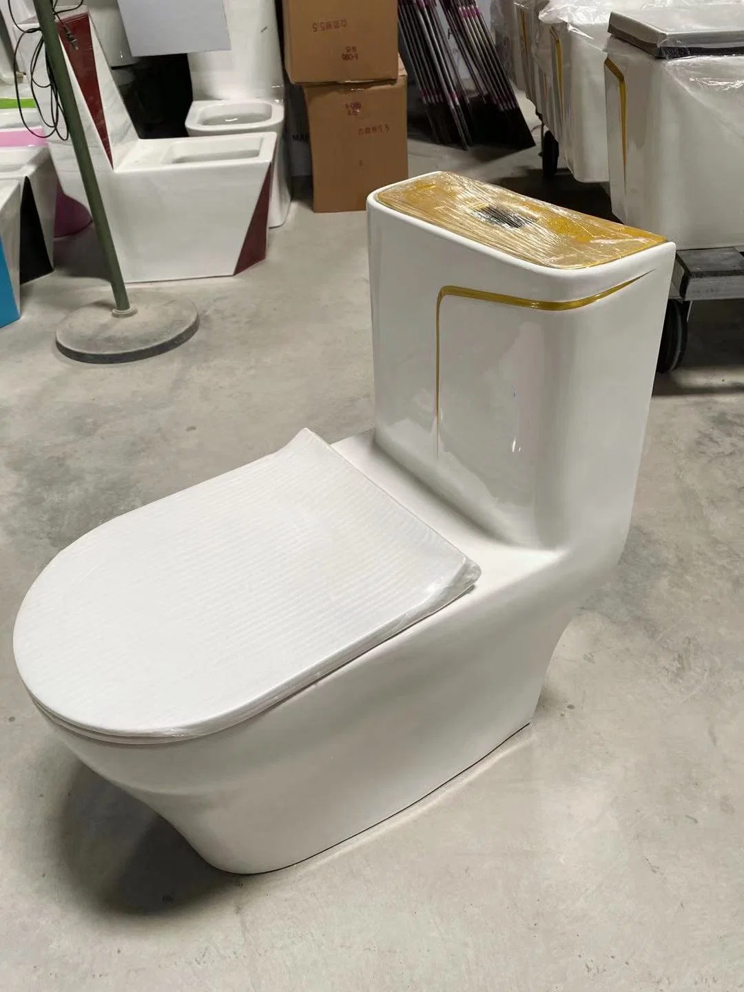 Good Design Ceramic One Piece Round Wc Toilet with Gold Decoration