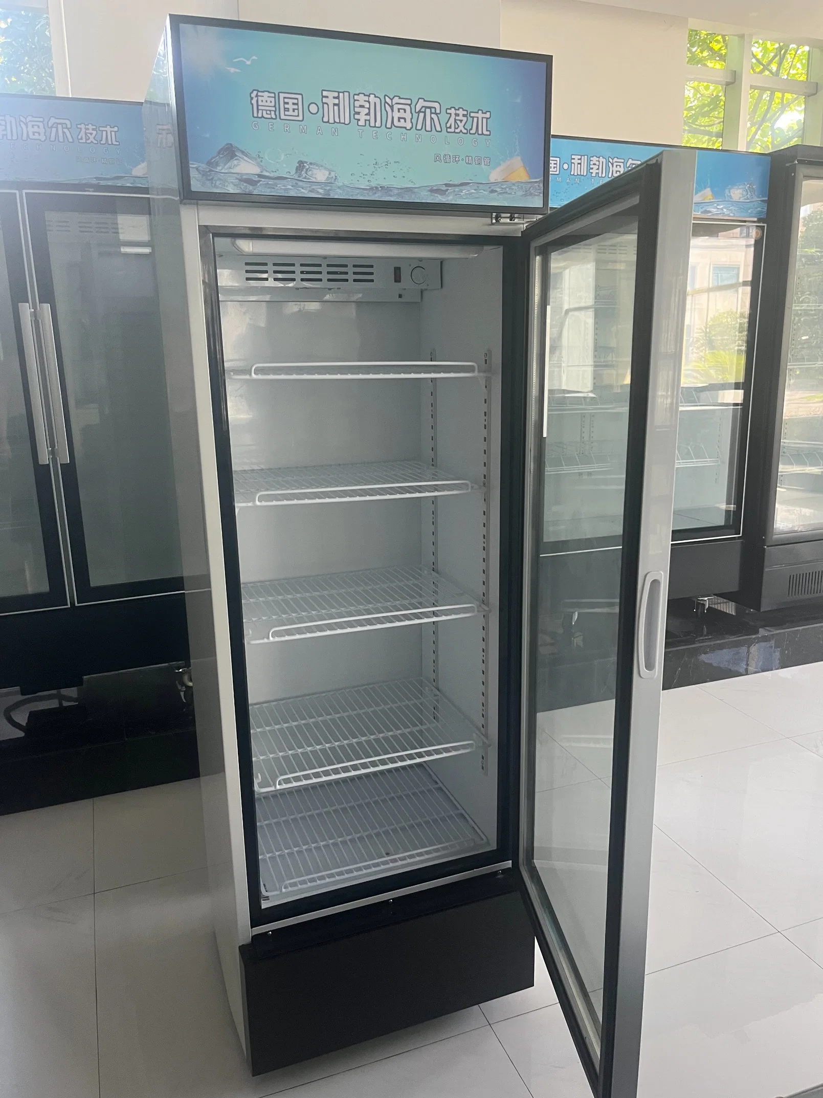 Hot Selling Vertical Refrigerated Display Cabinet Display Screen Refrigerator on Wheel with Glass Door Upright Display Cooler