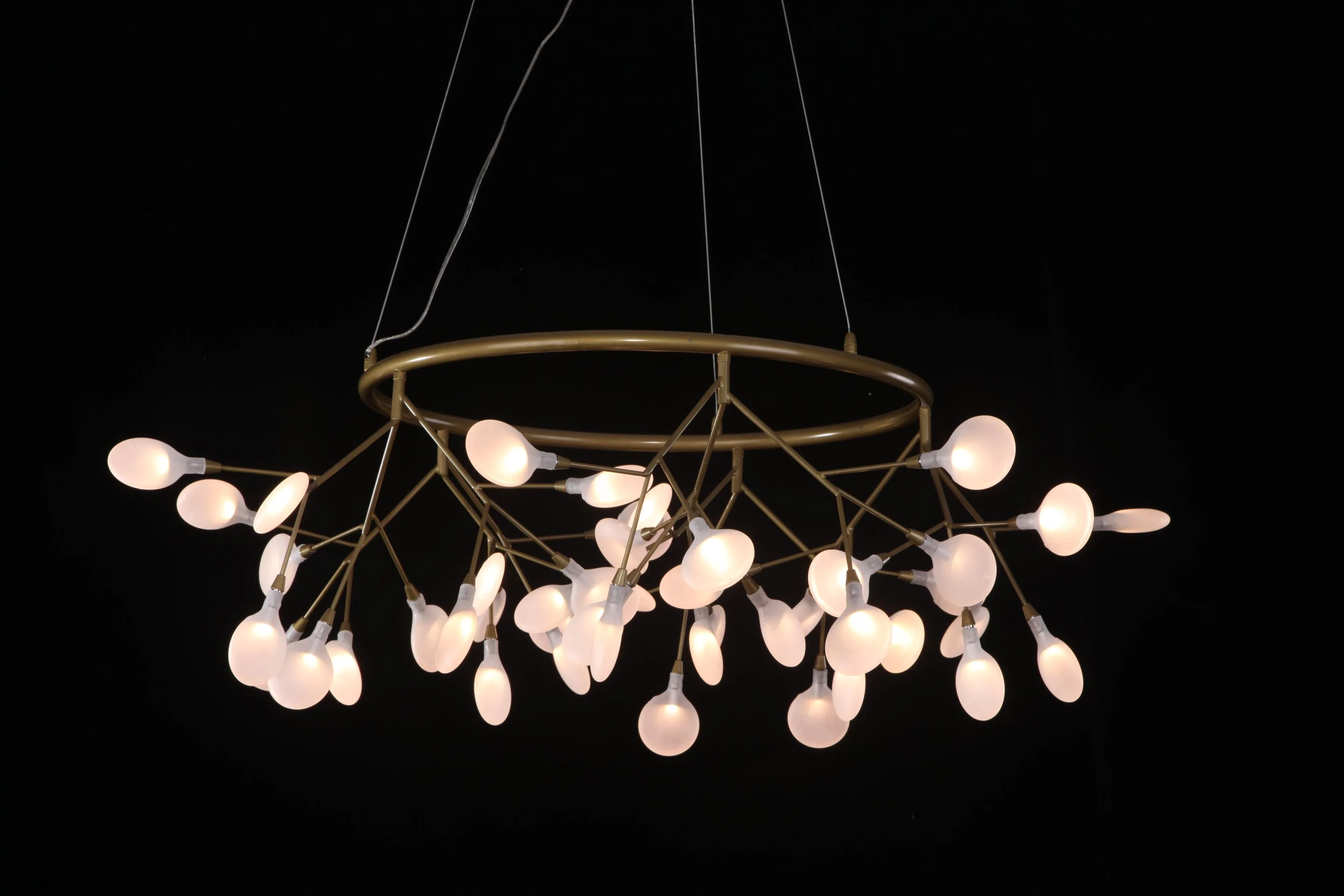 Neues Produkt Luxus-Stil Indoor-Dekoration Eisen-Rahmen Klassischer Kronleuchter Geniale Kristall Kronleuchter Beleuchtung