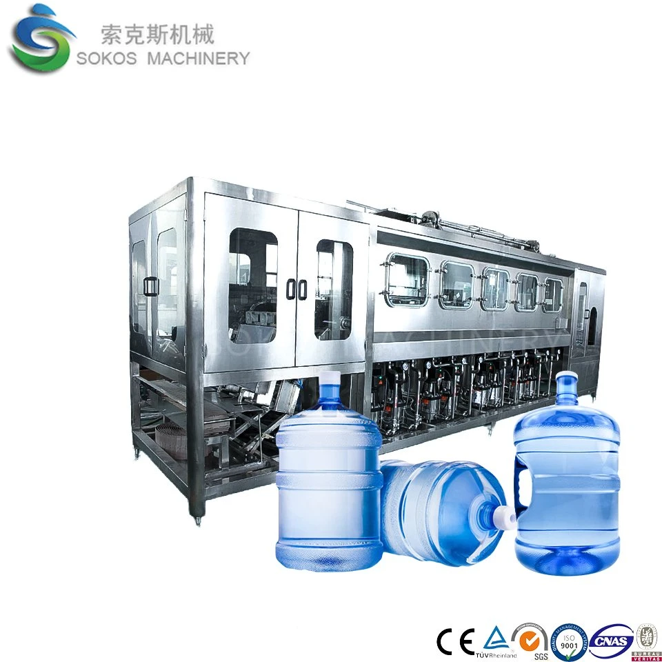 Máquinas de llenado de botellas de barril de 5 galones automáticas de 20 litros. Llenan agua de cubo de 5 galones en la planta embotelladora de agua mineral pura. Línea de producción de agua mineral.