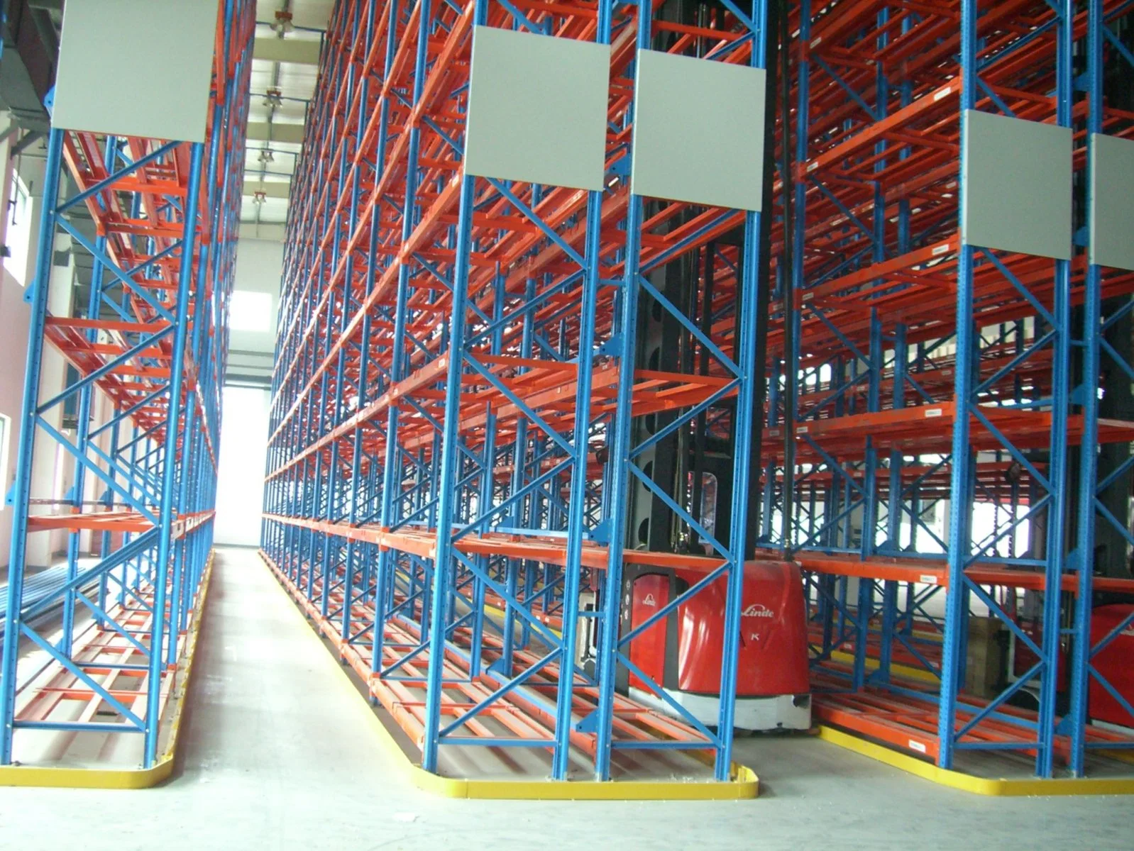 High Utilization Warehouse Very Narrow Aisle Racking