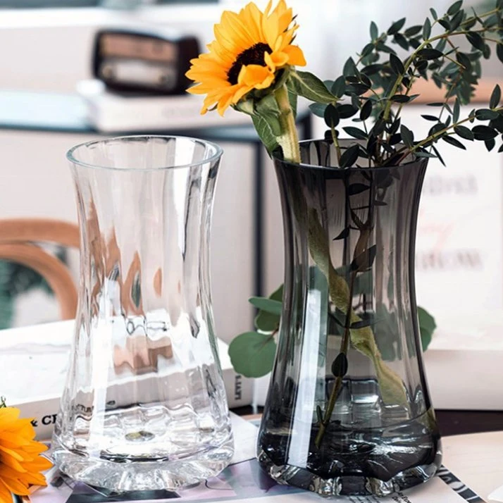 Vase en verre transparent clair avec décoration de couleur, cylindrique, épais, en cristal, avec des fleurs, en gros.