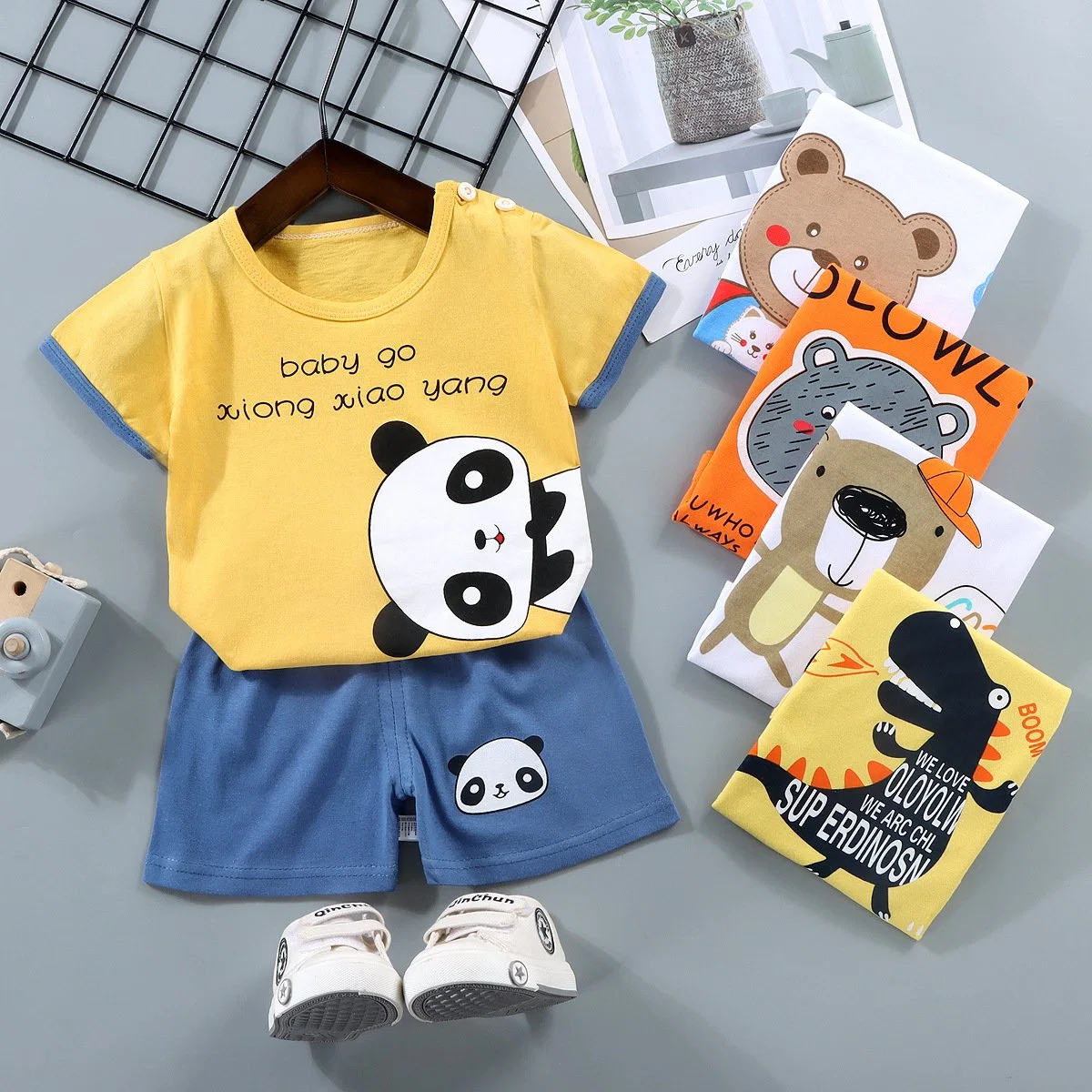 Conjunto de 2 piezas de camiseta y pantalón corto al por mayor, conjunto de pijama con estampado de dibujos animados lindo para niños, conjuntos de ropa de bebé suaves y amigables con la piel