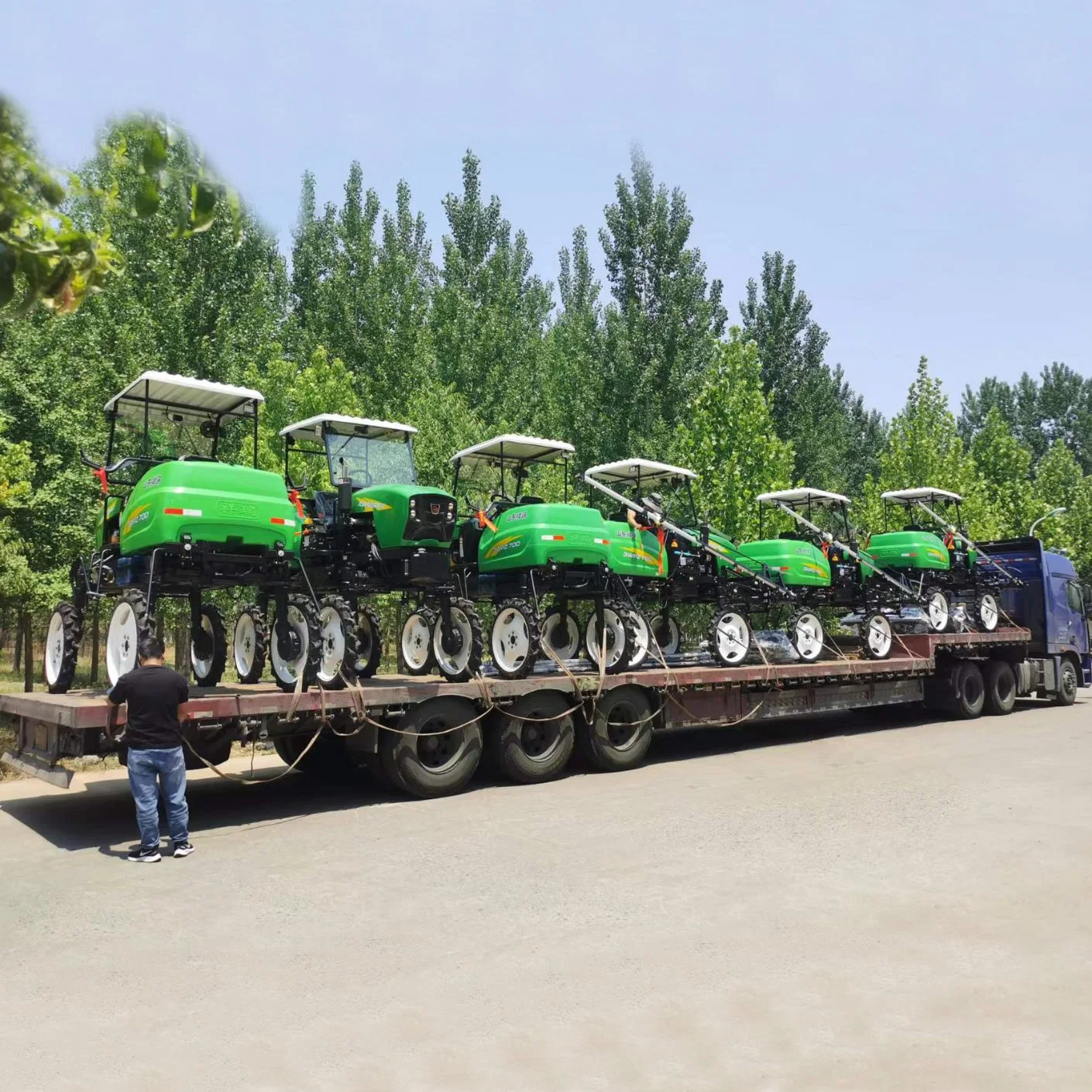 Agricultural Equipment Self Propelled Boom Sprayer Four Wheel 700L Spraying Machine for Pesticide