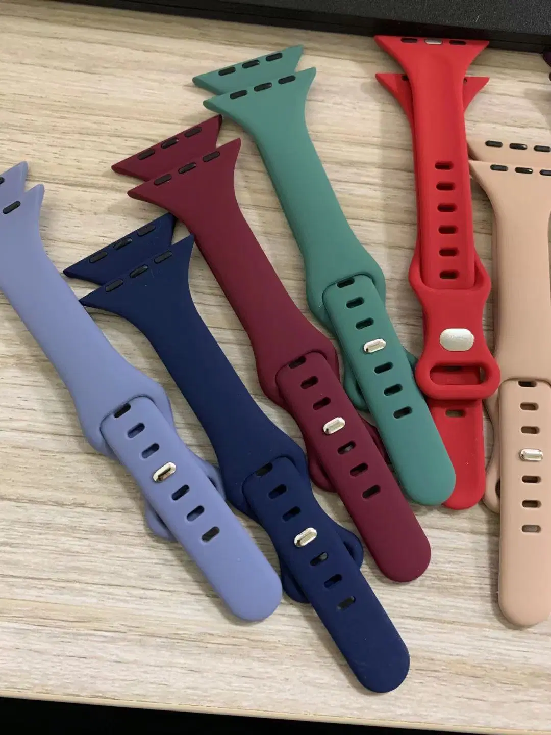 2021 Neue Großhandel Uhrenarmband Silikon Sport Smart Uhrenarmband Zubehör Multi-Color für Apple Watch