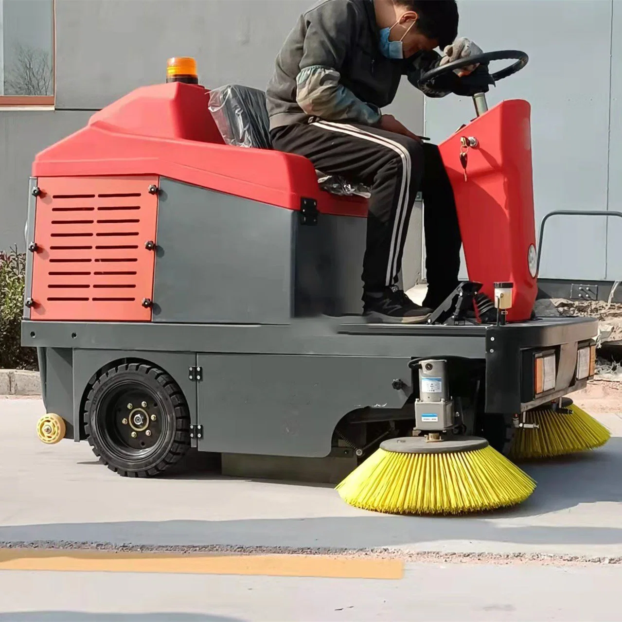 Small Ride on Home Use Mini Road Cleaning Sweeper in America