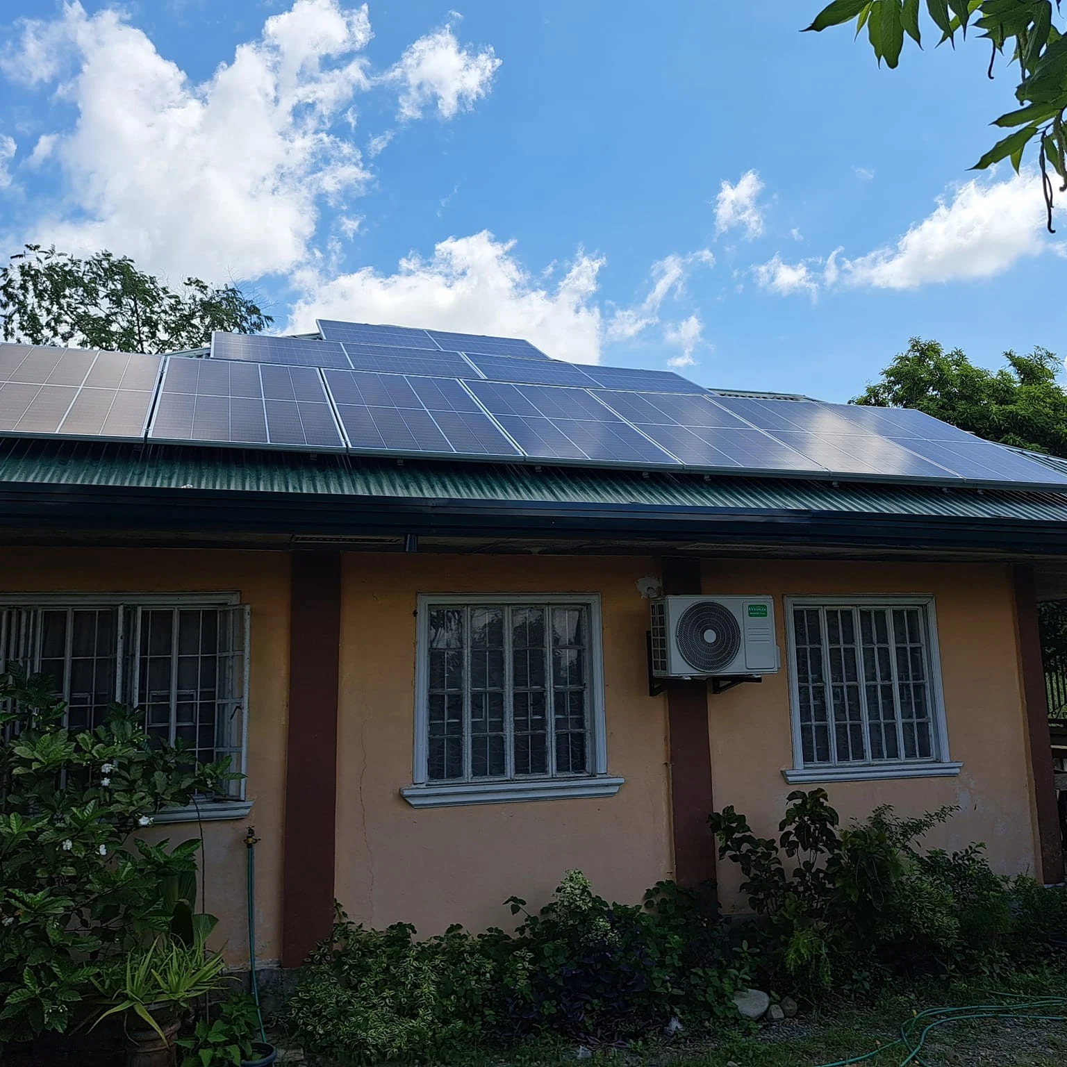 Instalação do Painel solar no último piso agudo módulos fotovoltaicos paletes L pé no telhado de metal