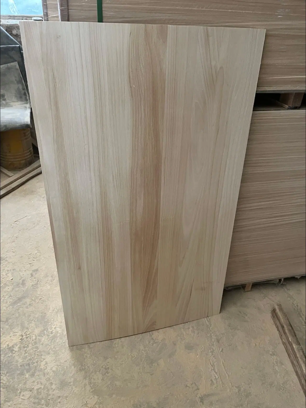 Muebles con tablero de Paulownia de madera natural o blanqueada.