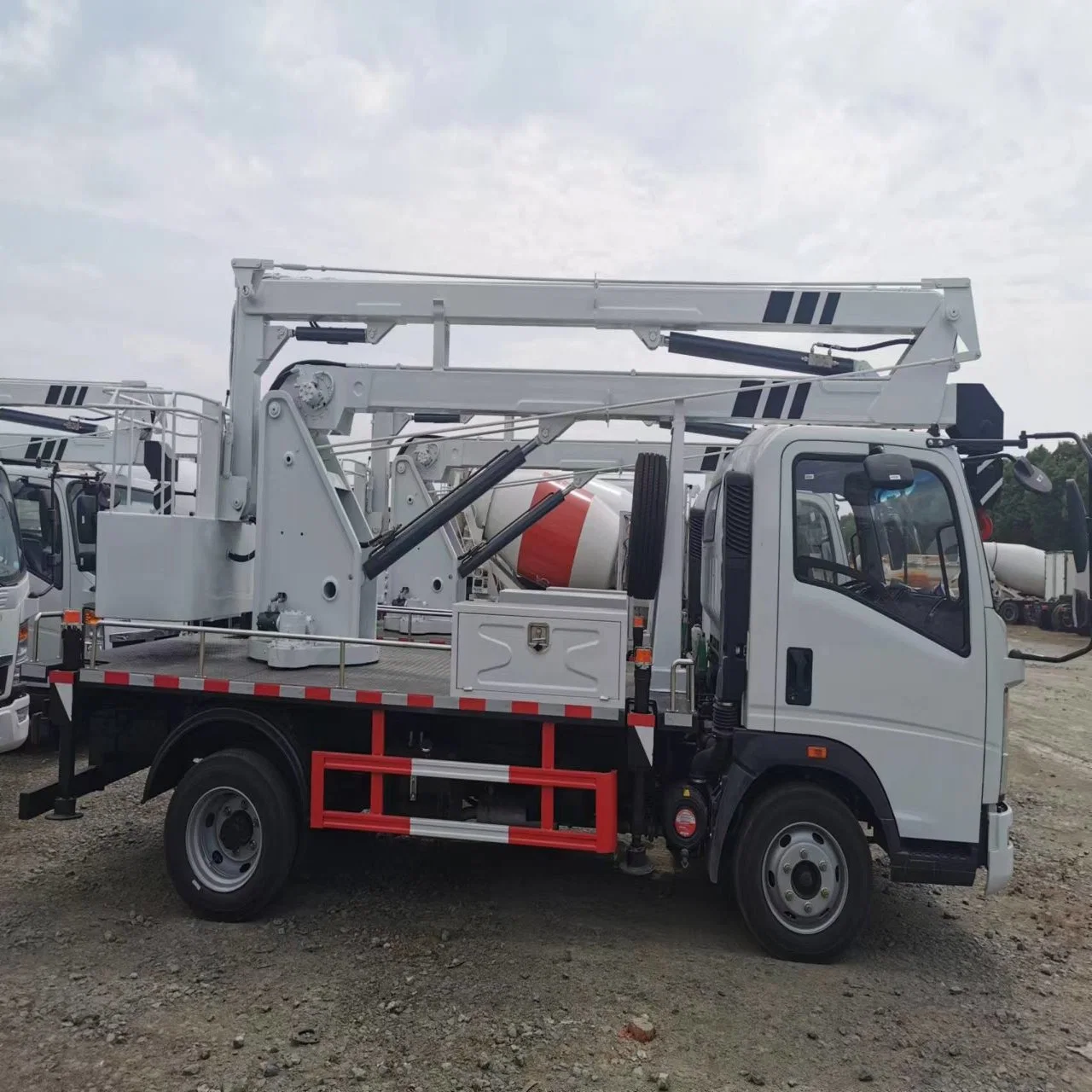 Sinotruk 4X2 HOWO 12 15 16 18m Hydraulic Telecopic Boom High Altitude Operation Platform Overhead Ladder Bucket Aerial Cage Manlift Working Truck