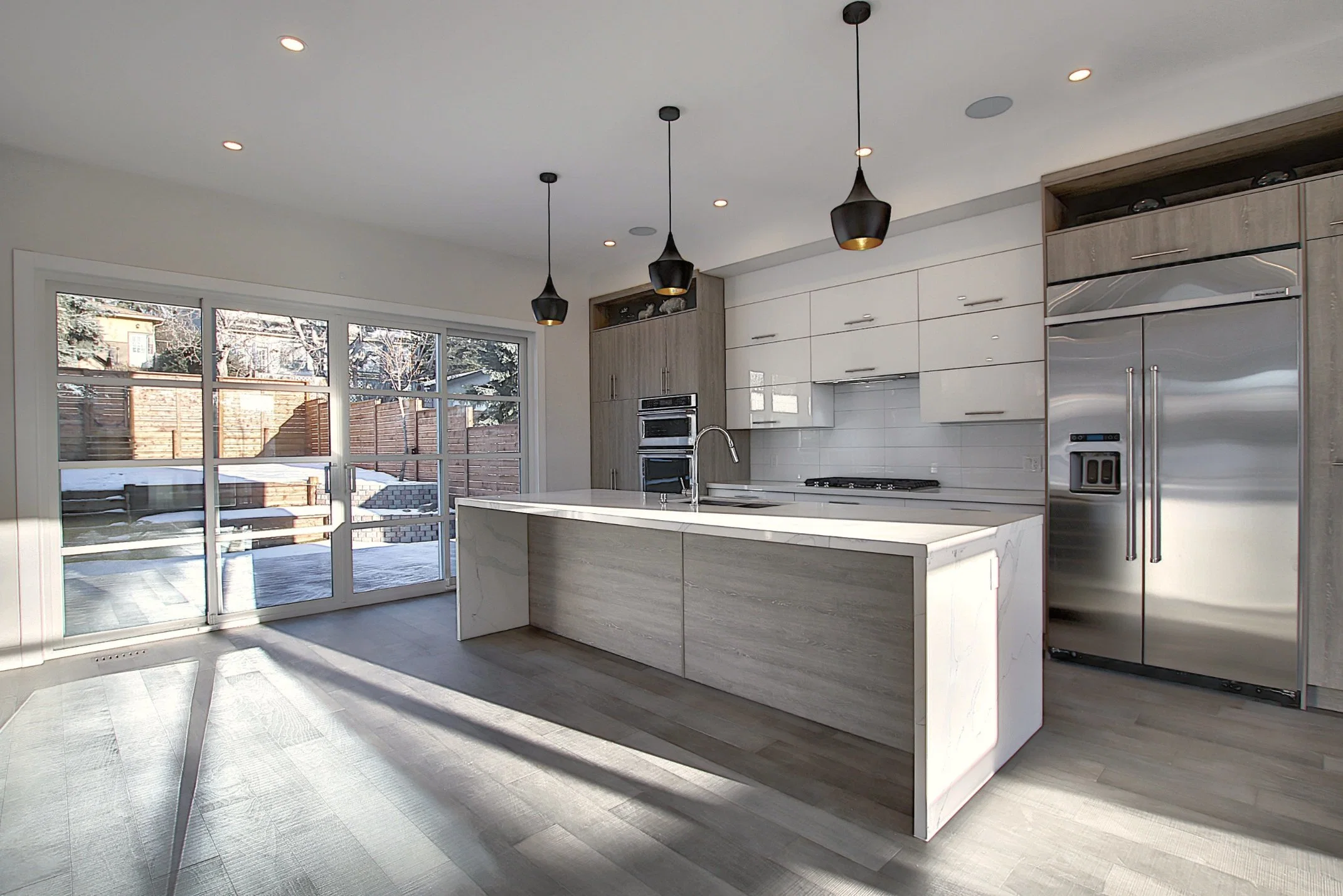 Канадский стиль два тона дуба и светло-серый цвет белый глянец кухня кабинет с водопадом и островных