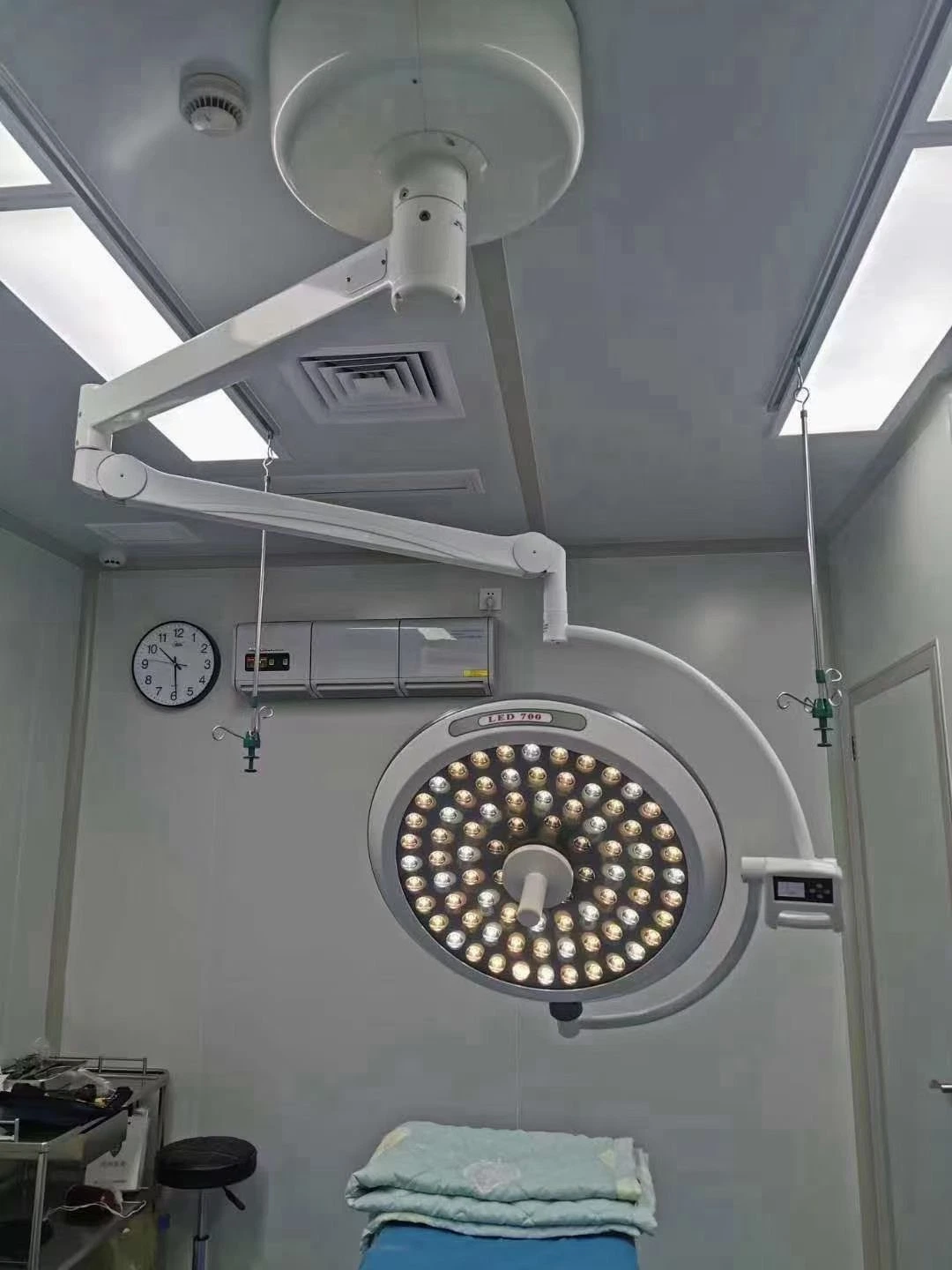 Medical Wall-Mounted Shadowless Operation Lamp for Hospital, LED Surgical Operating Theatre Light for Ot Room