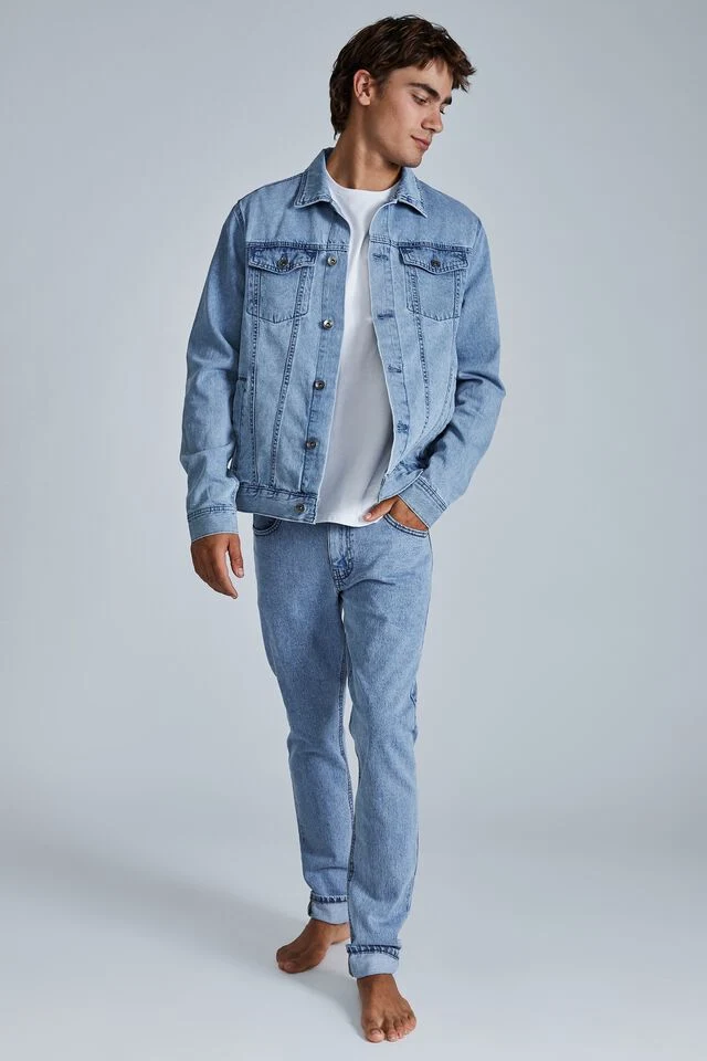 Men's a True Original Fit Snow Wash Denim Long Sleeved Waist Length Rodeo Jacket with Double Flat Chest and Side Pockets Classic Denim Trucker Jacket