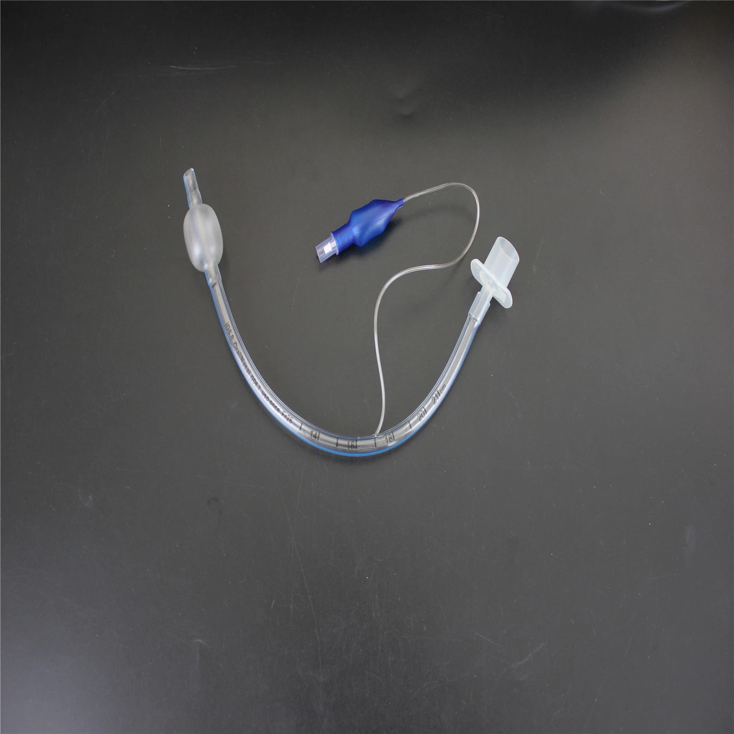 Tubo endotraqueal em PVC de baixo volume e canelado