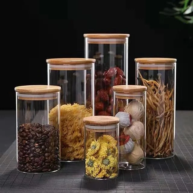 Petit récipient de stockage alimentaire à capacité réduite avec couvercle en bambou. Pot de rangement élevé pour bougie, bonbon, biscuit avec couvercle en bois. Bouteille en verre à vendre.