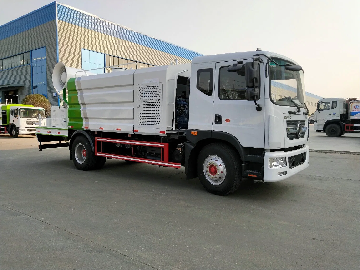 Dongfeng Small 5000liters Staubschutzsprüher 20m 30m 40m Desinfektion LKW mit ferngesteuertem Luftsprüher für Viren