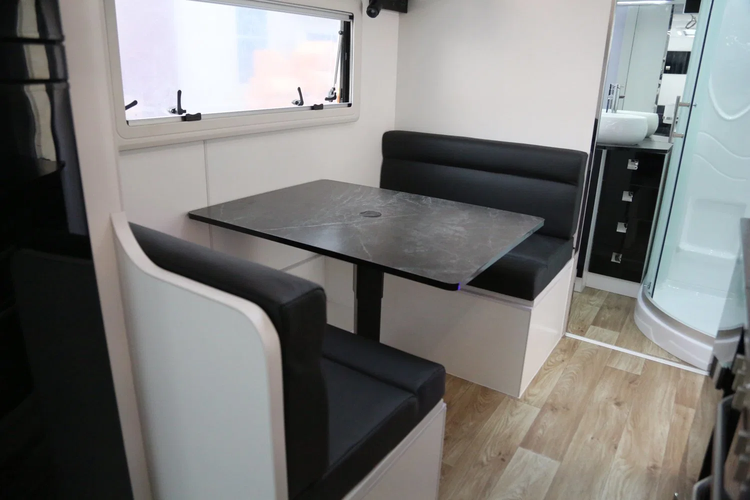 Conteneur de roulottes de voyage personnalisé Chambre Cuisine Mobile Van Camper Motorhome