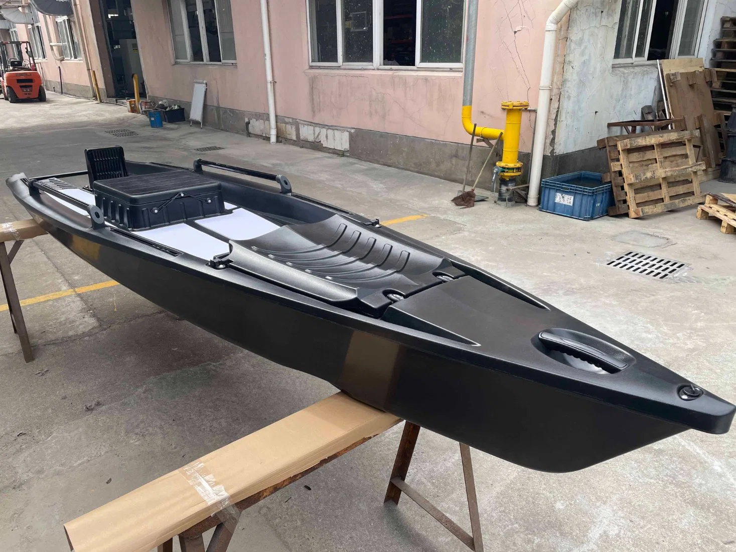 Nueva llegada 13ft 4m Rotomolded plástico solo Skiff barcos de pesca Kayak motorizado