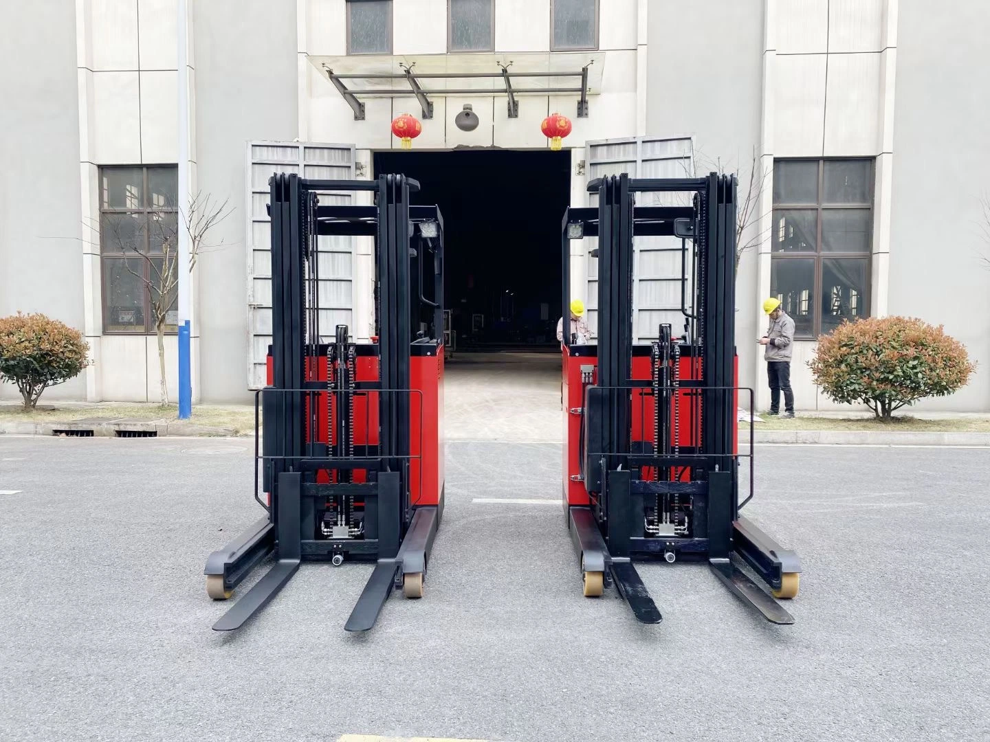 Seating Type 2.5ton Electric Reach Truck with High Lifting 4m Warehouse Narrow Aisle Battery Stacker 2500kg Electric Reach Forklift 2 Stage Mast