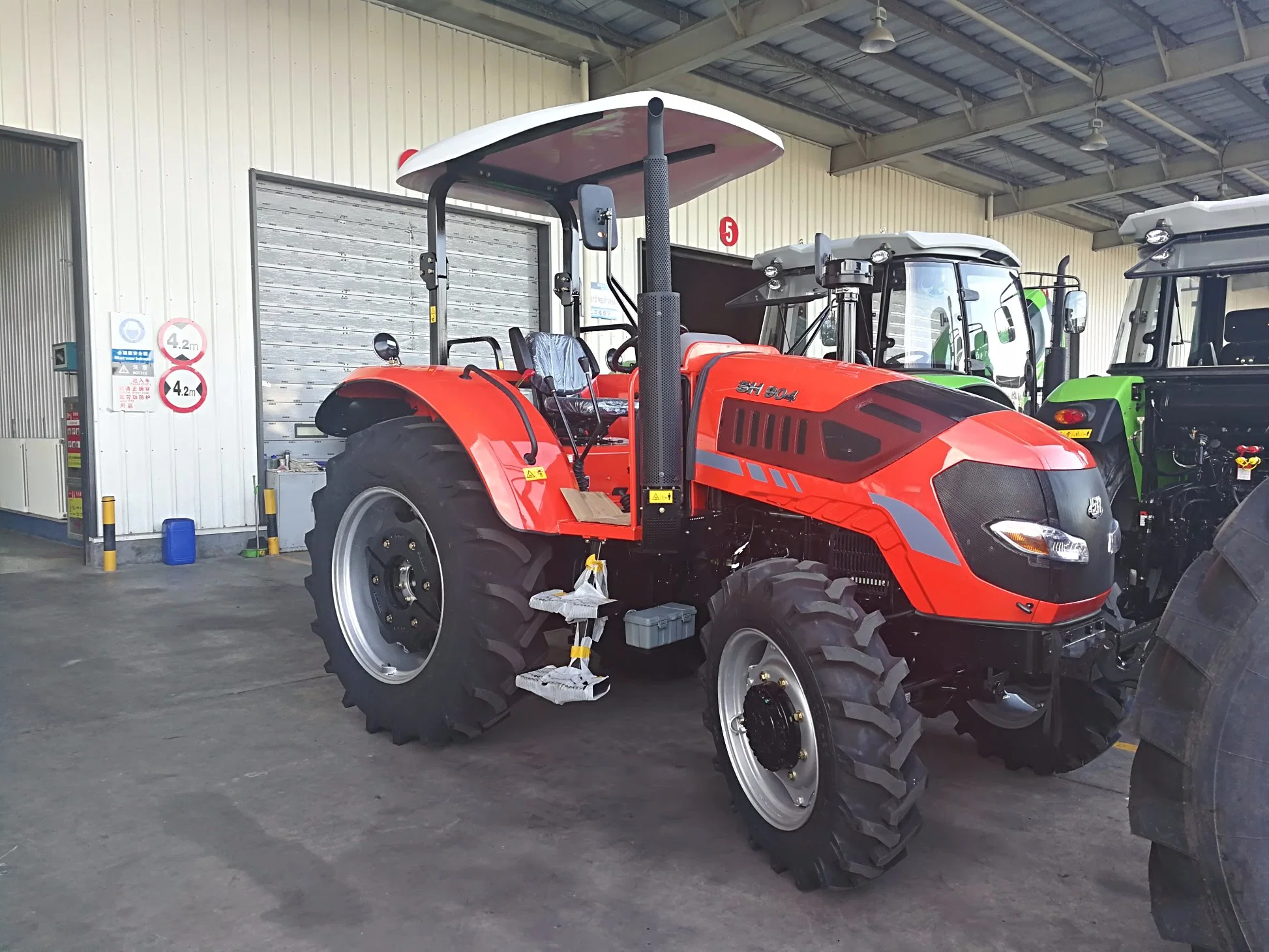 Tip Quality Deutz-Fahr 65HP 4WD Wheel Agricultural Farm Tractor China Big Wheeled Farming Tractor with ISO Ce Certificate for Sale