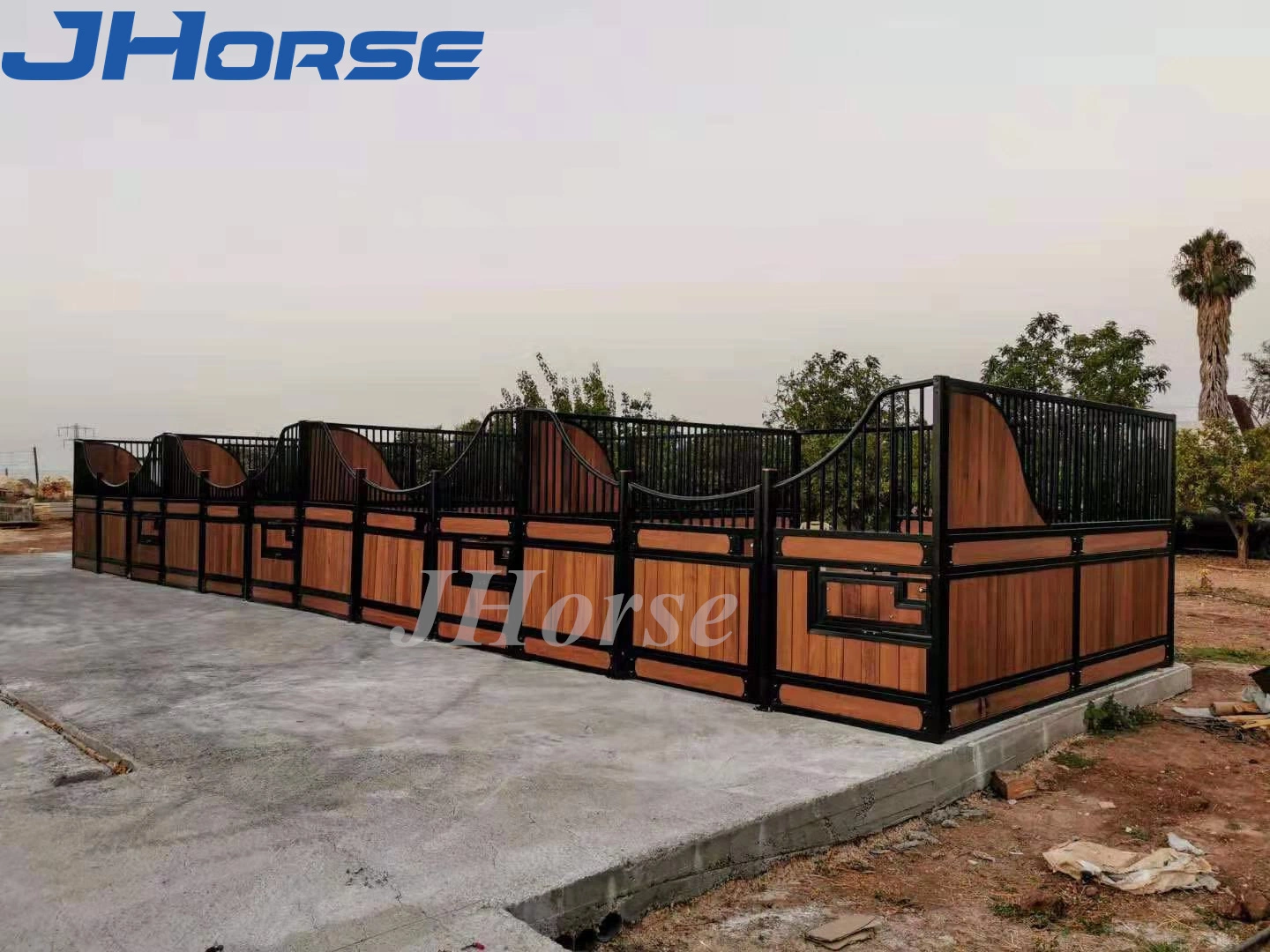 Popular European Style Bamboo Horse Stable Premium Quality Horse Stalls Horse Stables with Hinged Door