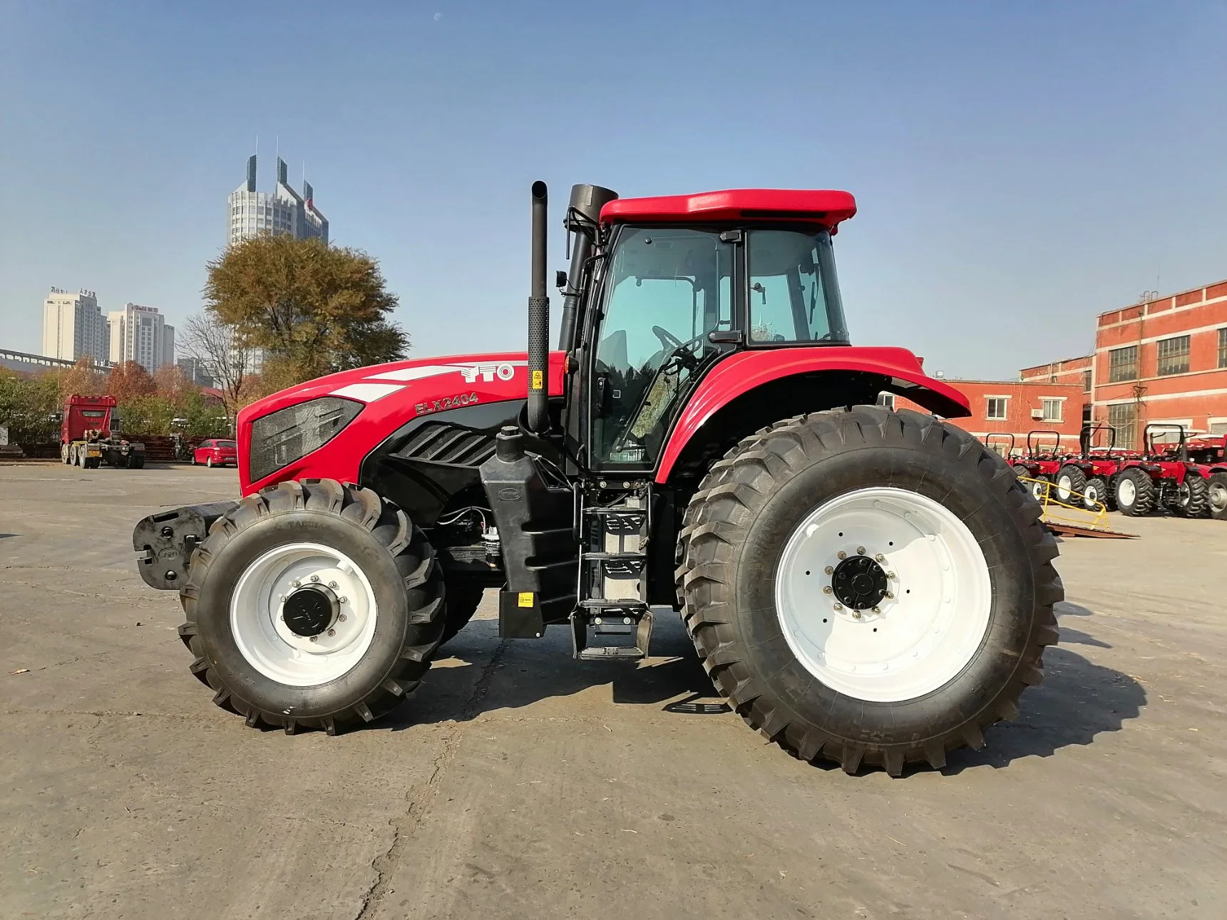 Agricultural Machinery: Yto 220HP/240HP Farm/Agricultural/Wheel Tractor with Cabin or Canopy (2204/2404)