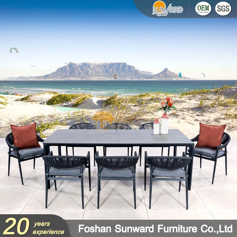 Personalização moderna Outdoor Home Resort Hotel Restaurant Furniture Aluminium Teak Conjunto de cadeiras de jantar entrançadas com corda de madeira e mesa