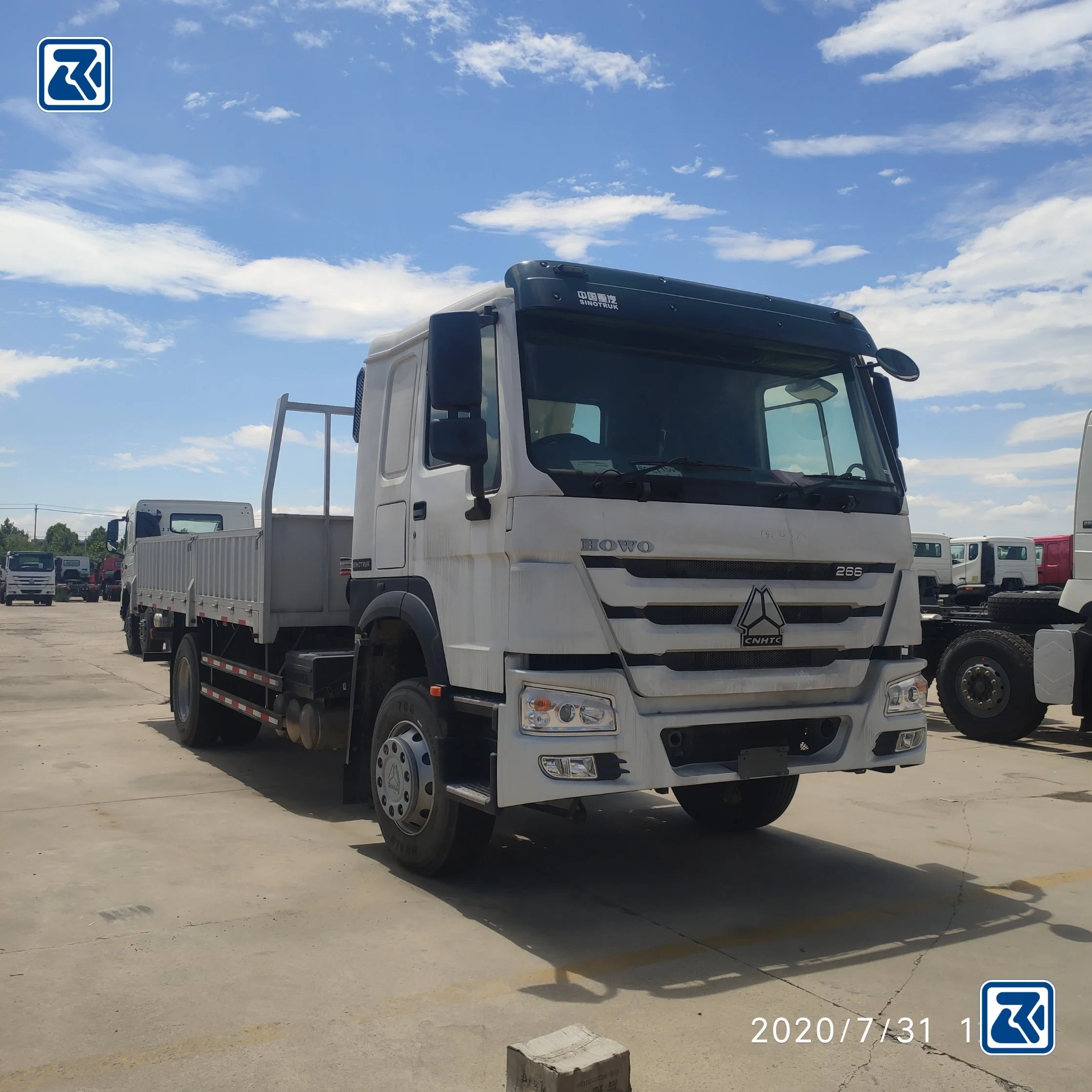 Sinotruck HOWO Grue Équipement avec une flèche hydraulique 4X2 Camion-grue monté à l'arrière neuf ou d'occasion, petit/grand pour 5 tonnes.