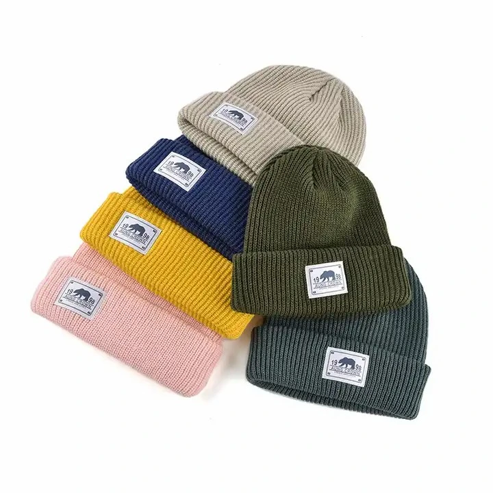 Acrylique manchette souple étiquette tissée casquette de ski crâne enfant Chapeaux d'hiver pour bébés broderie pour enfants Fabrication de bonnet beanie sur mesure