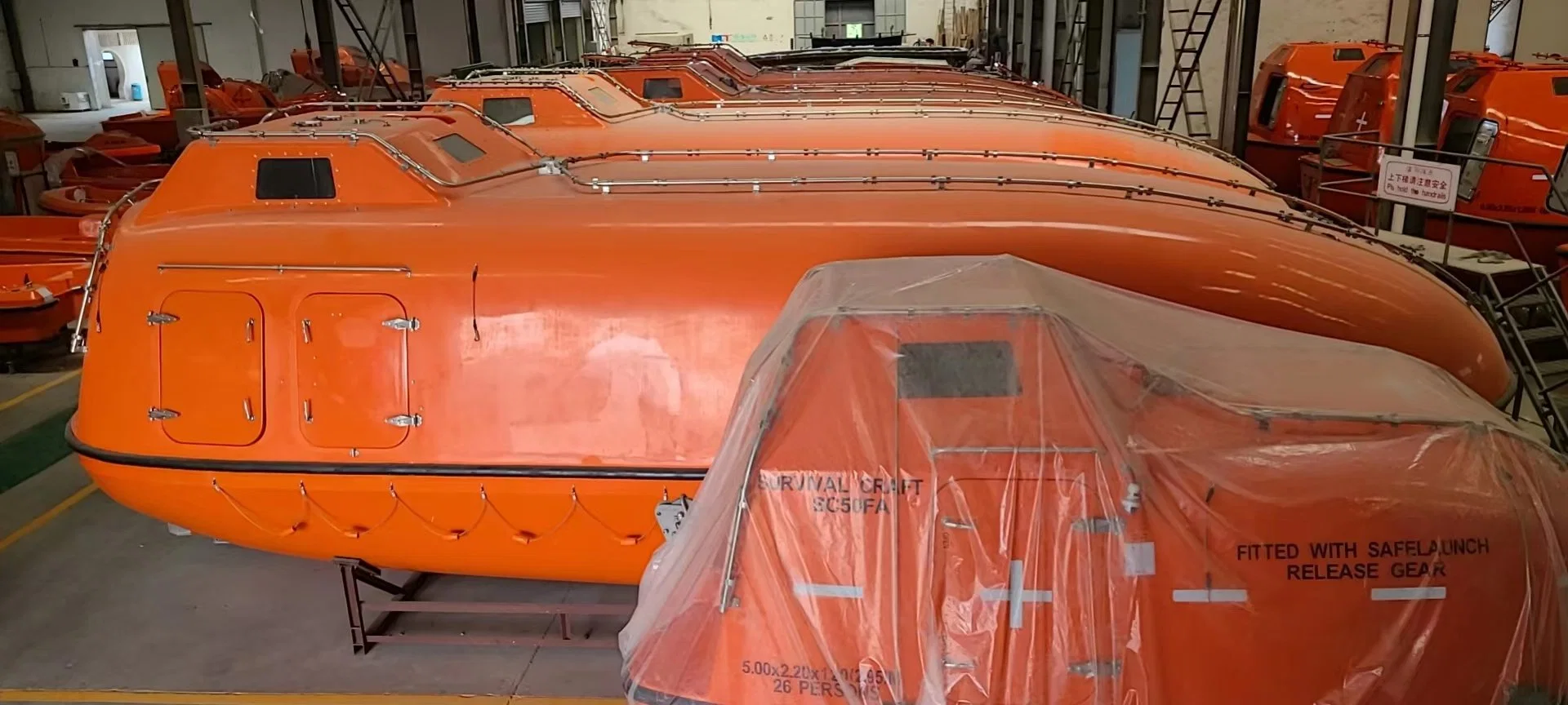 Med Certificate Solas Med Iacs Approval 120 Persons Totally Enclosed Lifeboat with Davit