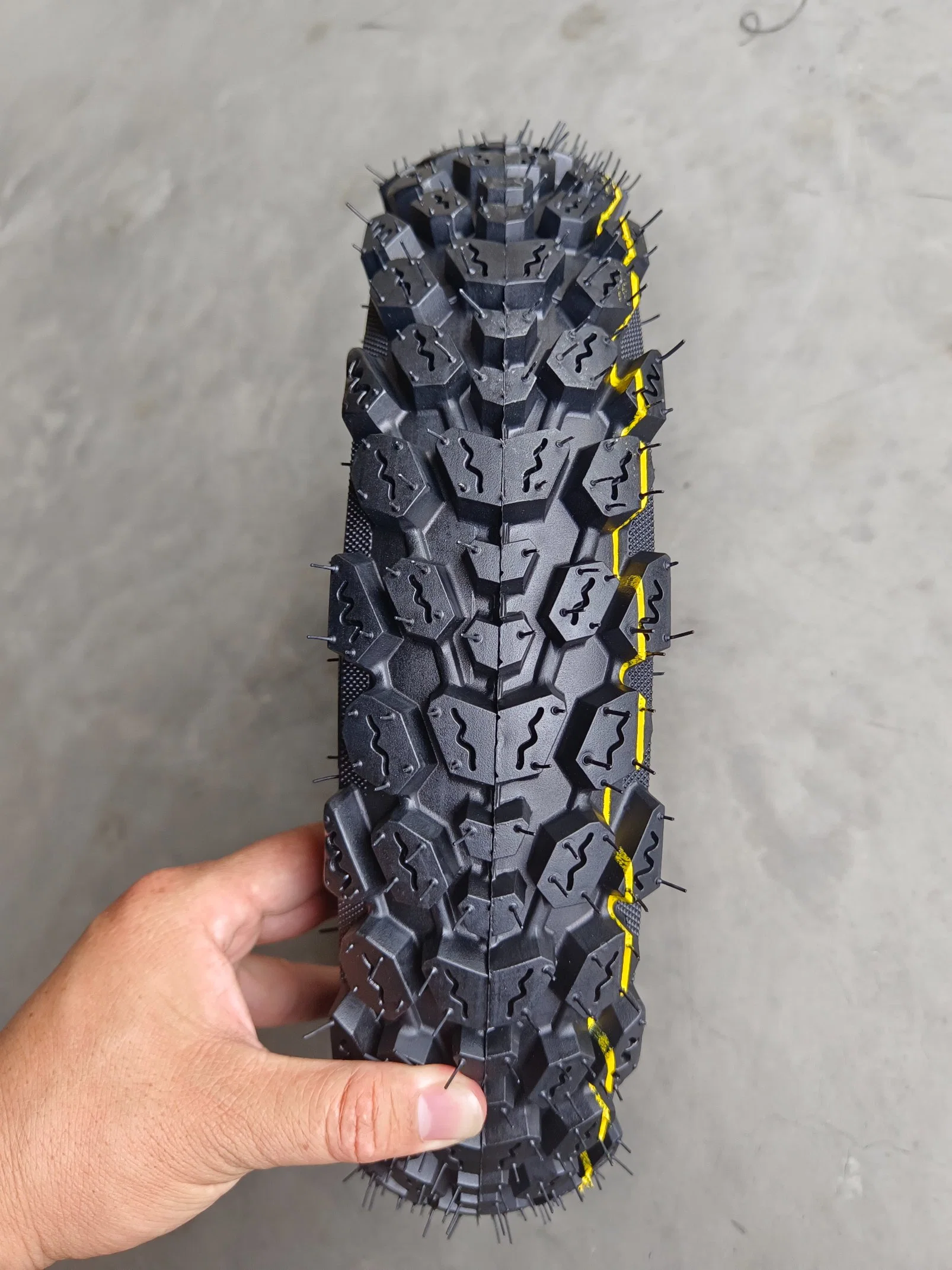 Exterior de la moto, motocicleta fabricante de neumáticos el neumático exterior con alto contenido de la rueda de cola vacío Tubeless de alta velocidad de la rueda de Paquete de tres ruedas