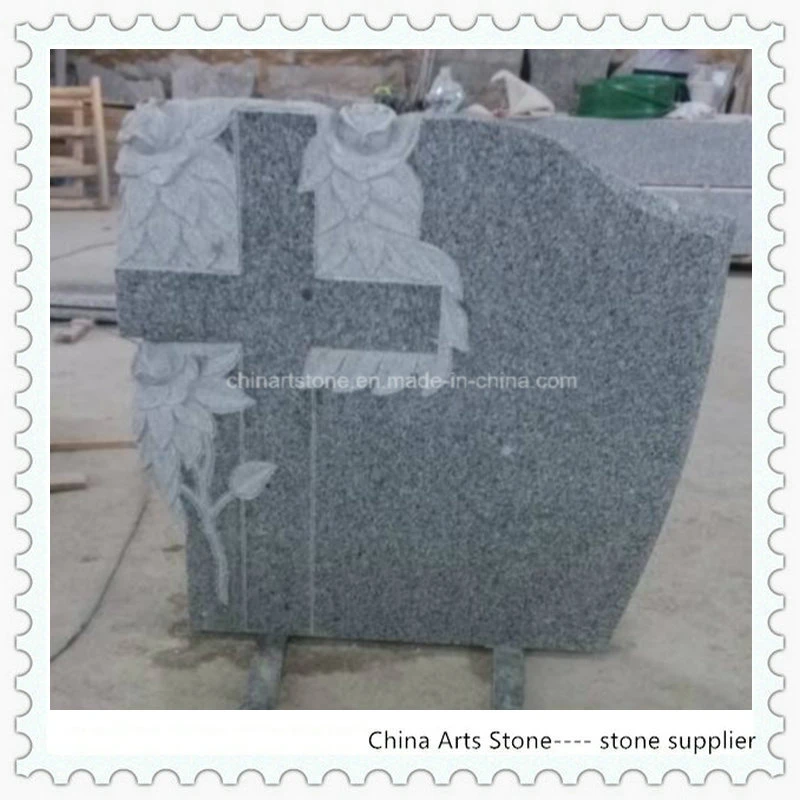 Naural Monumento de pedra com a Cruz e folhas