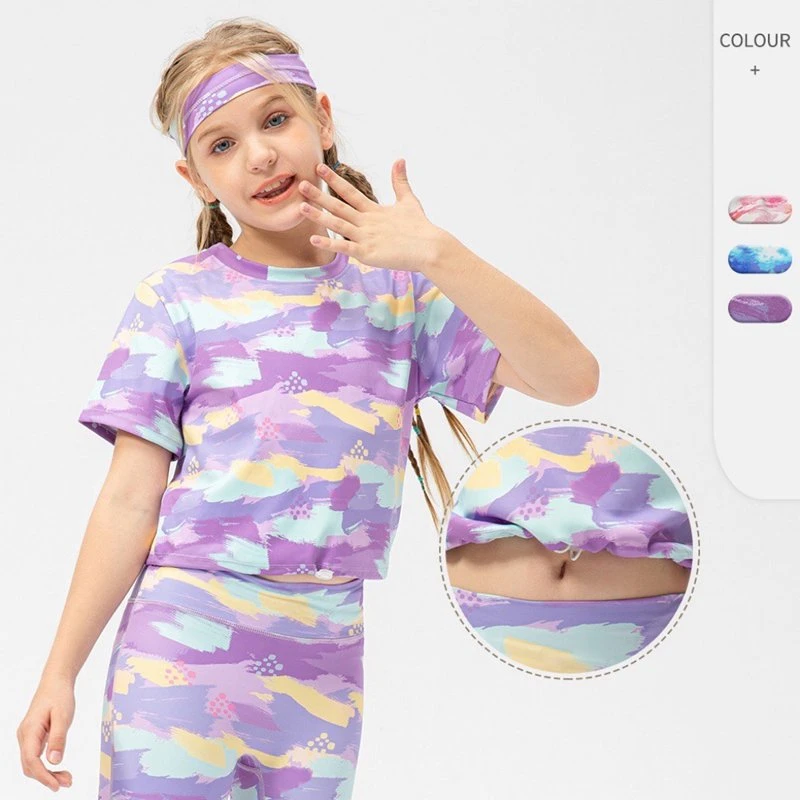 Ensembles de vêtements pour jeunes filles colorés et à motifs : haut court à manches courtes à encolure ras du cou et capris athlétiques à motif tie-dye. Tenues de sport pour enfants en deux pièces : survêtements.