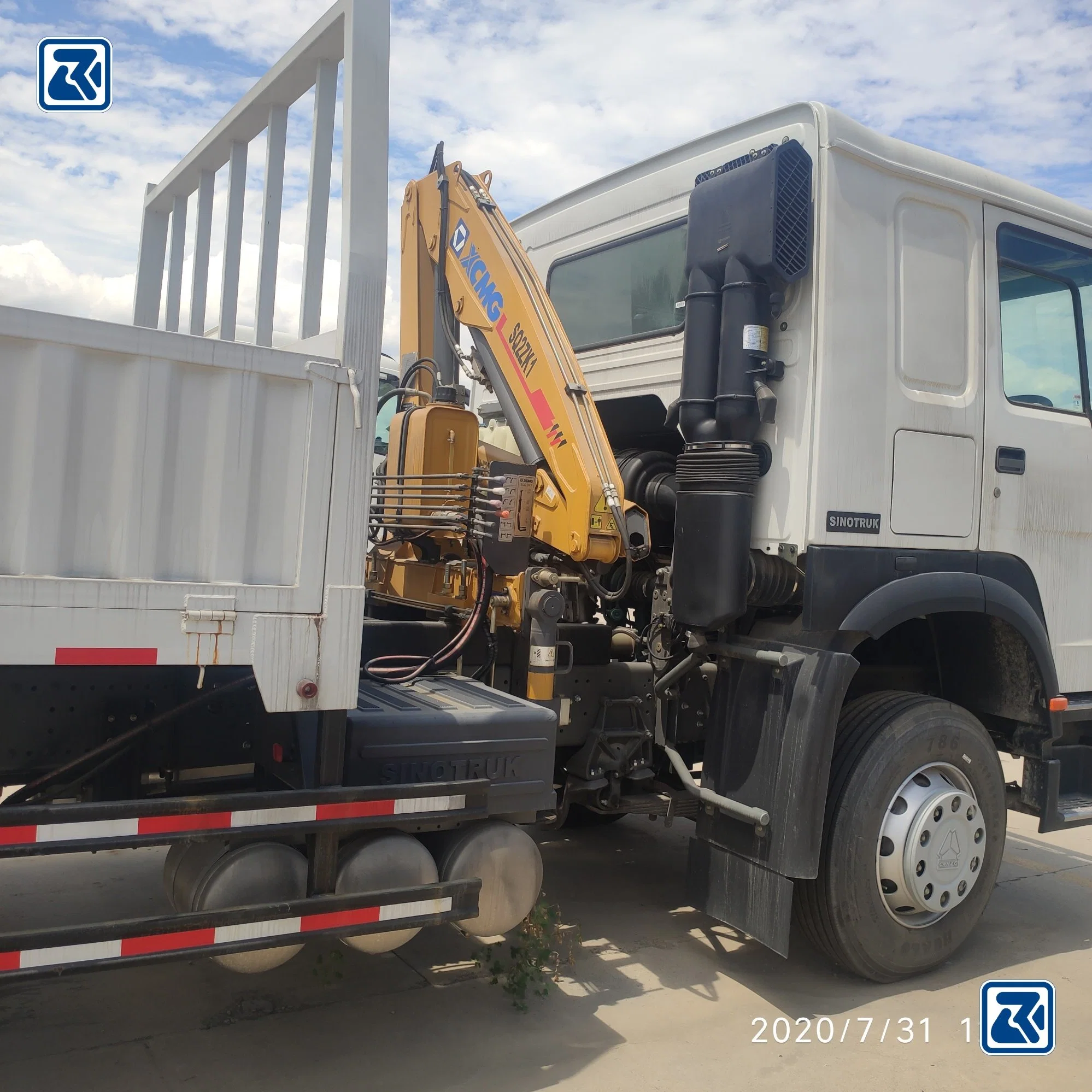 Sinotruck HOWO Grue Équipement avec une flèche hydraulique 4X2 Camion-grue monté à l'arrière neuf ou d'occasion, petit/grand pour 5 tonnes.