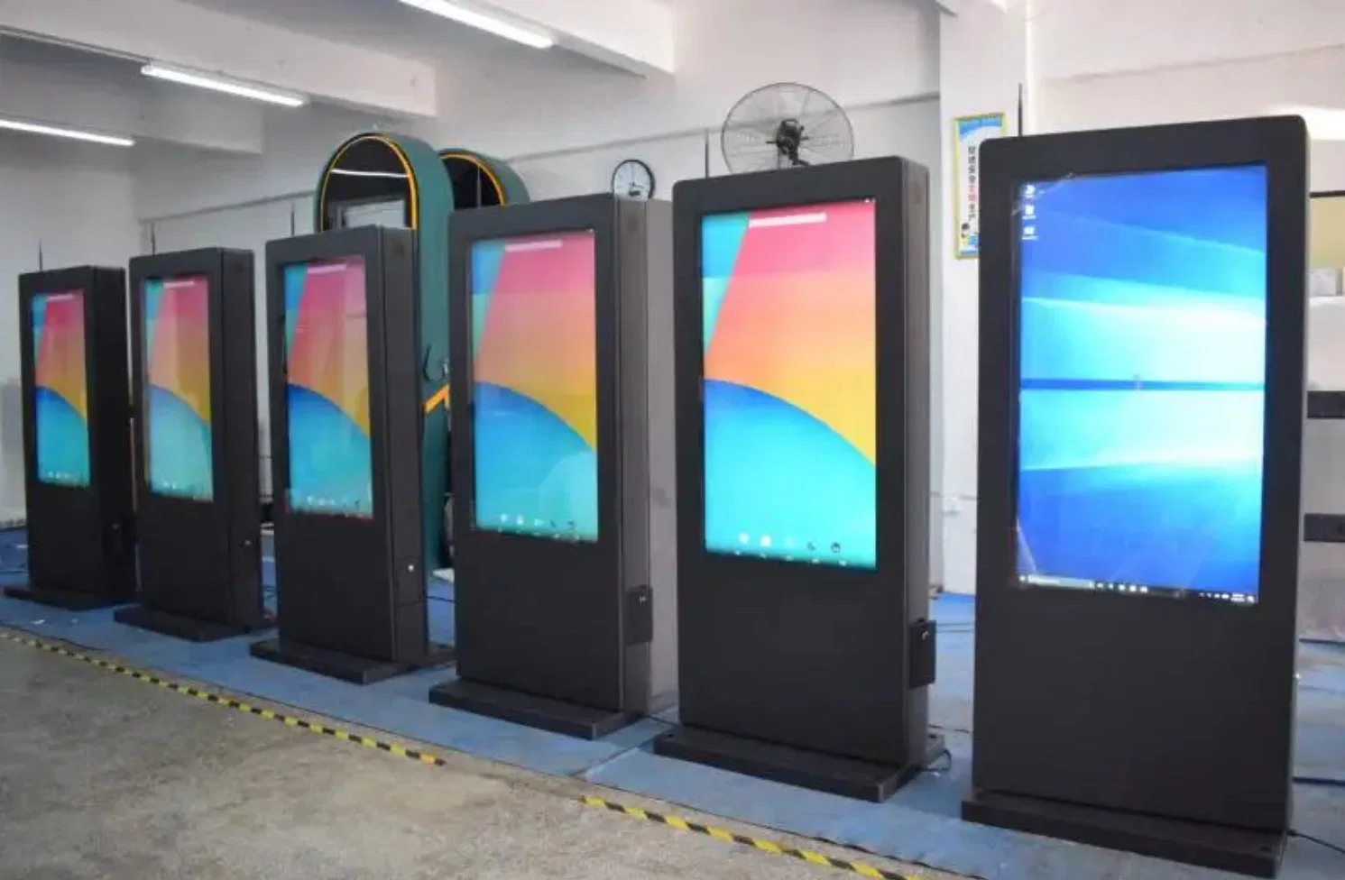 LCD Digital Signage Outdoor Advertising Stands Floor Standing Marketing Advertising Media Player