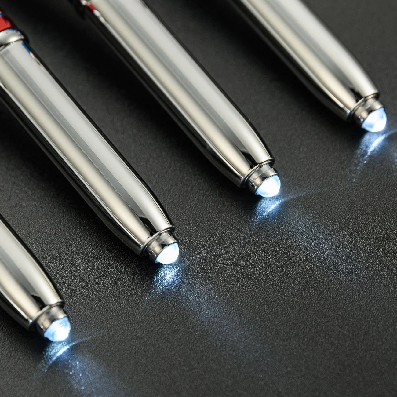 3 en 1 Ballpoint multifunción de luz táctil de material completamente metálico Pluma