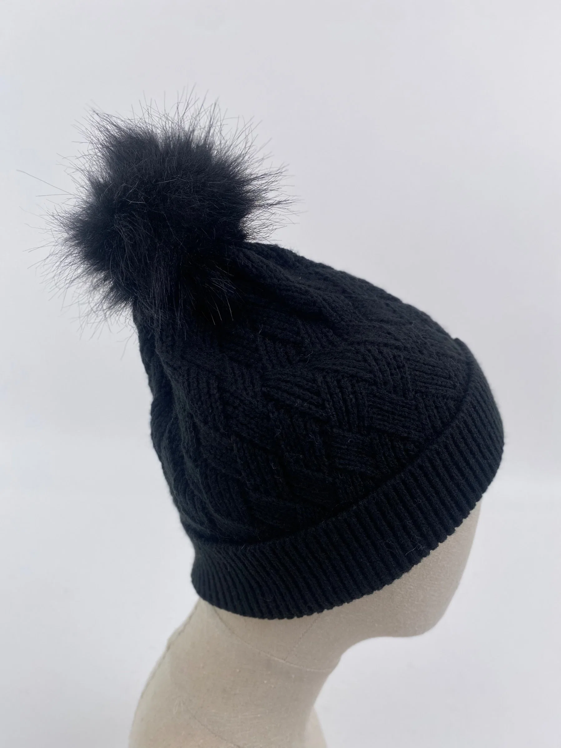 Mode couleur noir solide unisexe Panier Diamond Pompom Kintted Hat